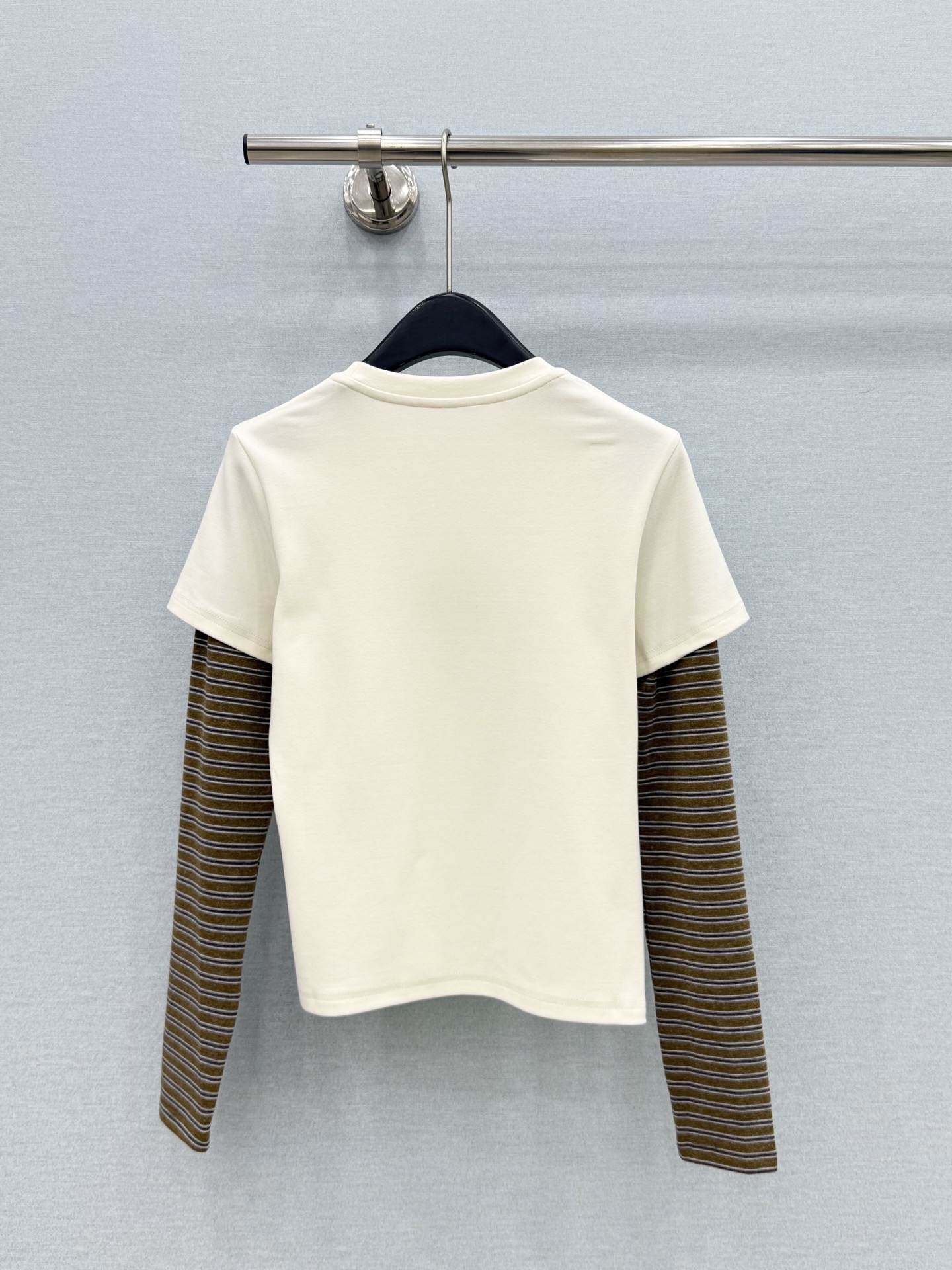 🛒𝐍𝐄𝐖 · 𝟐𝟎𝟐6/爆款现货 【原单品质】 小众｜2026新款条纹拼接假两件长袖上衣 高订面料，减龄百搭版型  ，上
