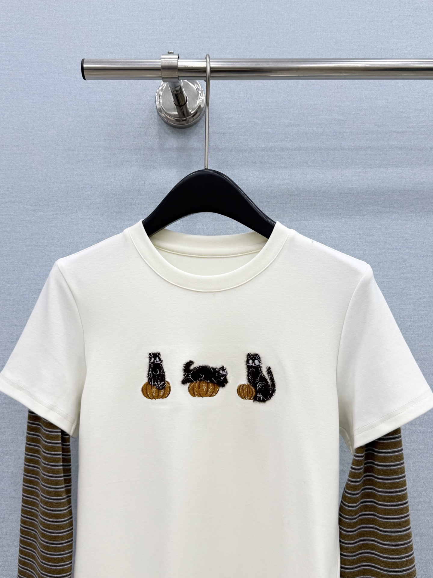 🛒𝐍𝐄𝐖 · 𝟐𝟎𝟐6/爆款现货 【原单品质】 小众｜2026新款条纹拼接假两件长袖上衣 高订面料，减龄百搭版型  ，上