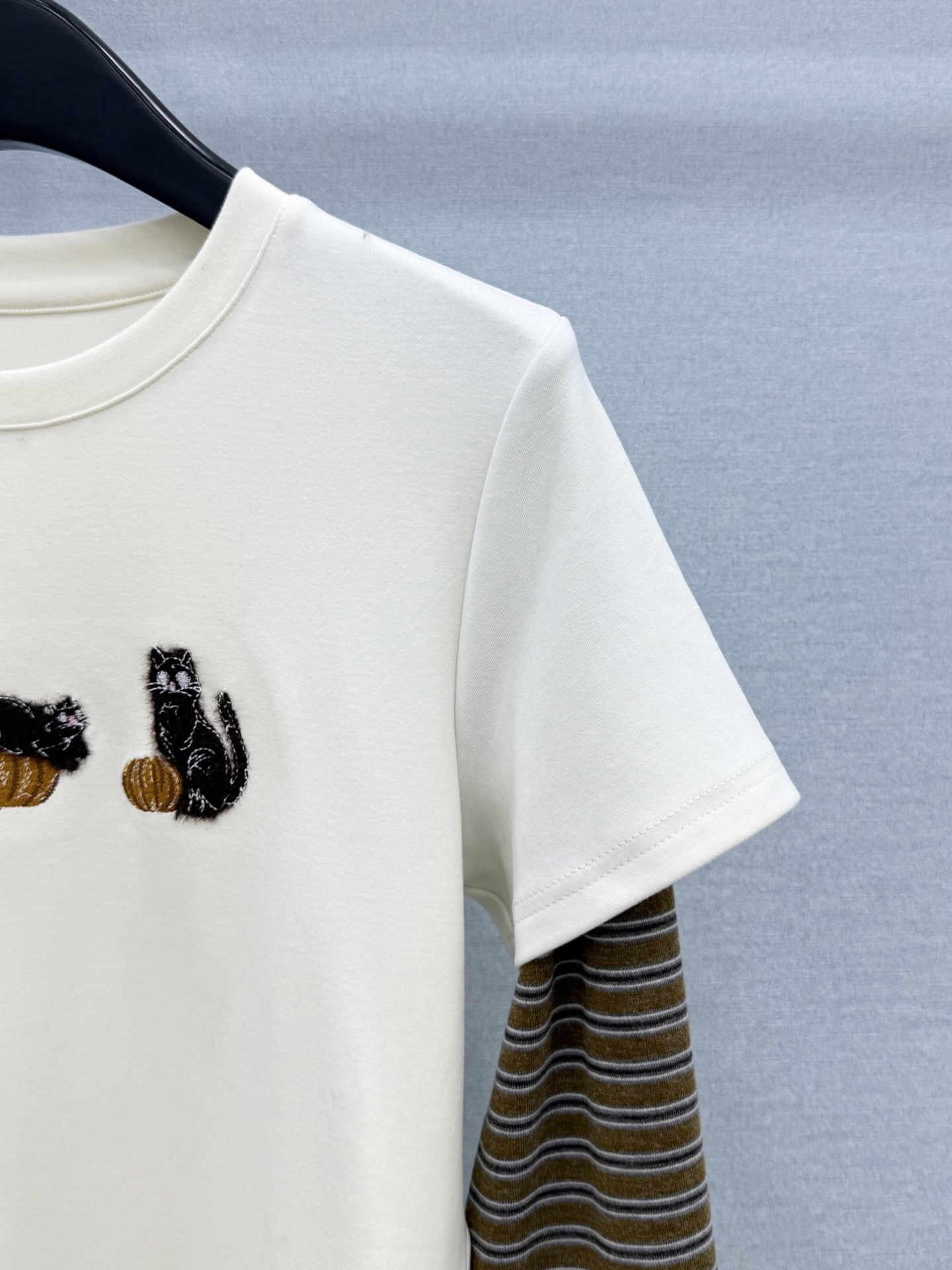 🛒𝐍𝐄𝐖 · 𝟐𝟎𝟐6/爆款现货 【原单品质】 小众｜2026新款条纹拼接假两件长袖上衣 高订面料，减龄百搭版型  ，上