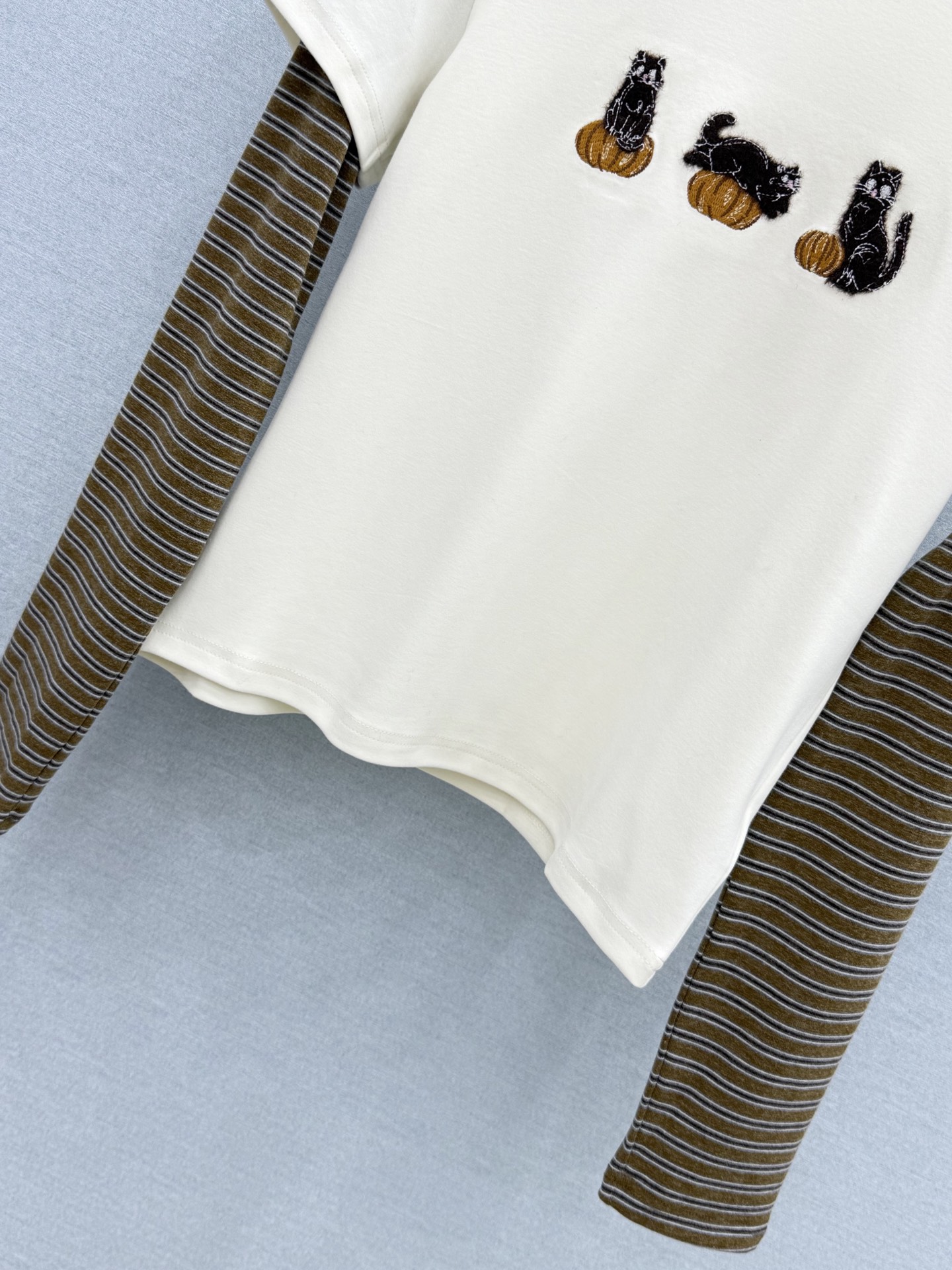 🛒𝐍𝐄𝐖 · 𝟐𝟎𝟐6/爆款现货 【原单品质】 小众｜2026新款条纹拼接假两件长袖上衣 高订面料，减龄百搭版型  ，上