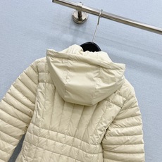🛒𝐍𝐄𝐖 · 𝟐𝟎𝟐6/爆款现货 【原单品质】❄️冬日优雅|收腰鱼尾长款羽绒外套 极简高级的米调长款羽绒,告别冬日臃肿感 🛒𝐍𝐄𝐖 · 𝟐𝟎𝟐6/爆款现货 【原单品质】❄️冬日优雅|收腰鱼尾长款羽绒外套 极简高级的米调长款羽绒,告别冬日臃肿感