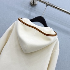 🛒𝐍𝐄𝐖 · 𝟐𝟎𝟐6/爆款现货 【原单品质】🤎早秋治愈系|100%羊毛连帽外套 真皮口袋太绝 一眼沦陷的奶白连帽羊毛外 🛒𝐍𝐄𝐖 · 𝟐𝟎𝟐6/爆款现货 【原单品质】🤎早秋治愈系|100%羊毛连帽外套 真皮口袋太绝 一眼沦陷的奶白连帽羊毛外