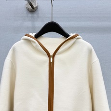 🛒𝐍𝐄𝐖 · 𝟐𝟎𝟐6/爆款现货 【原单品质】🤎早秋治愈系|100%羊毛连帽外套 真皮口袋太绝 一眼沦陷的奶白连帽羊毛外 🛒𝐍𝐄𝐖 · 𝟐𝟎𝟐6/爆款现货 【原单品质】🤎早秋治愈系|100%羊毛连帽外套 真皮口袋太绝 一眼沦陷的奶白连帽羊毛外