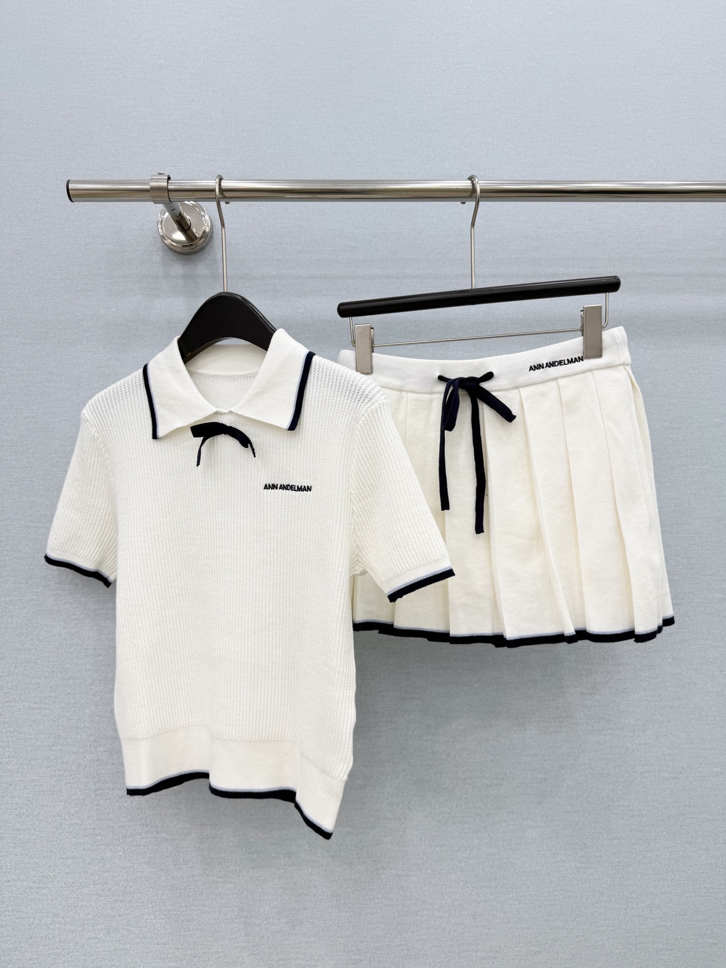 🛒𝐍𝐄𝐖 · 𝟐𝟎𝟐6/爆款现货 【原单品质】🍂韩系学院风套装｜甜妹本命两件套套装 Polo领针织短袖+百褶短裙成套搭配