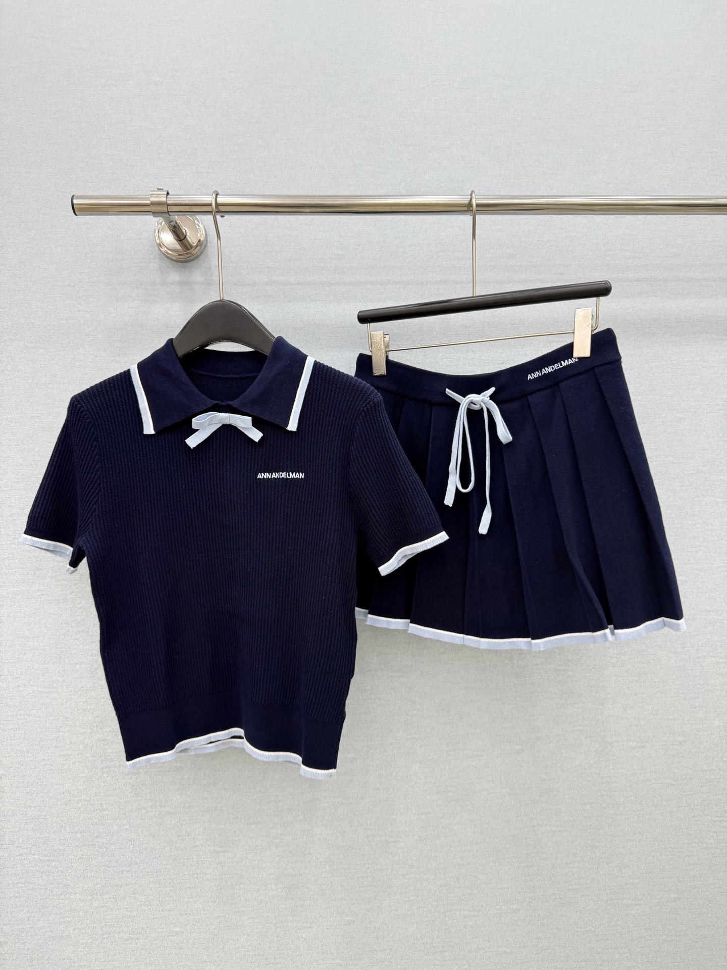 🛒𝐍𝐄𝐖 · 𝟐𝟎𝟐6/爆款现货 【原单品质】🍂韩系学院风套装｜甜妹本命两件套套装 Polo领针织短袖+百褶短裙成套搭配