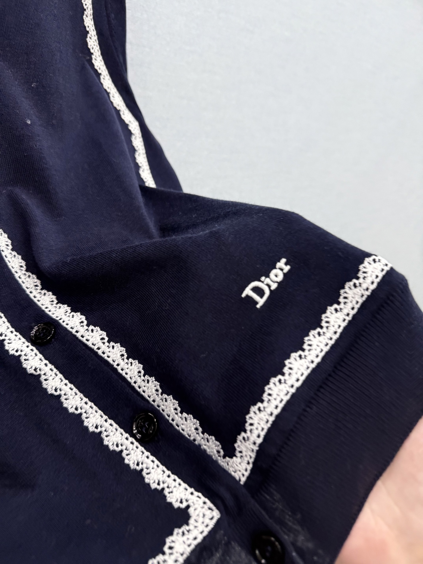 🛒𝐍𝐄𝐖 · 𝟐𝟎𝟐6/爆款现货 【原单品质】🤍高级感藏青真丝开衫｜精致蕾丝花边太戳人 早秋贵气感被这件开衫稳稳拿捏✨ 