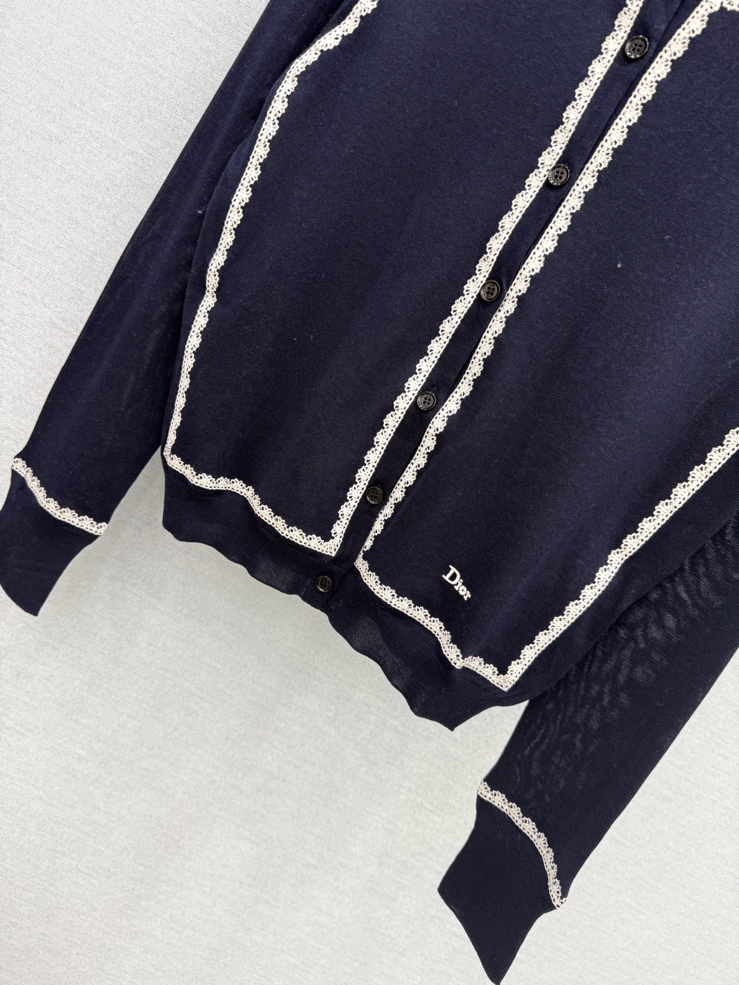 🛒𝐍𝐄𝐖 · 𝟐𝟎𝟐6/爆款现货 【原单品质】🤍高级感藏青真丝开衫｜精致蕾丝花边太戳人 早秋贵气感被这件开衫稳稳拿捏✨ 