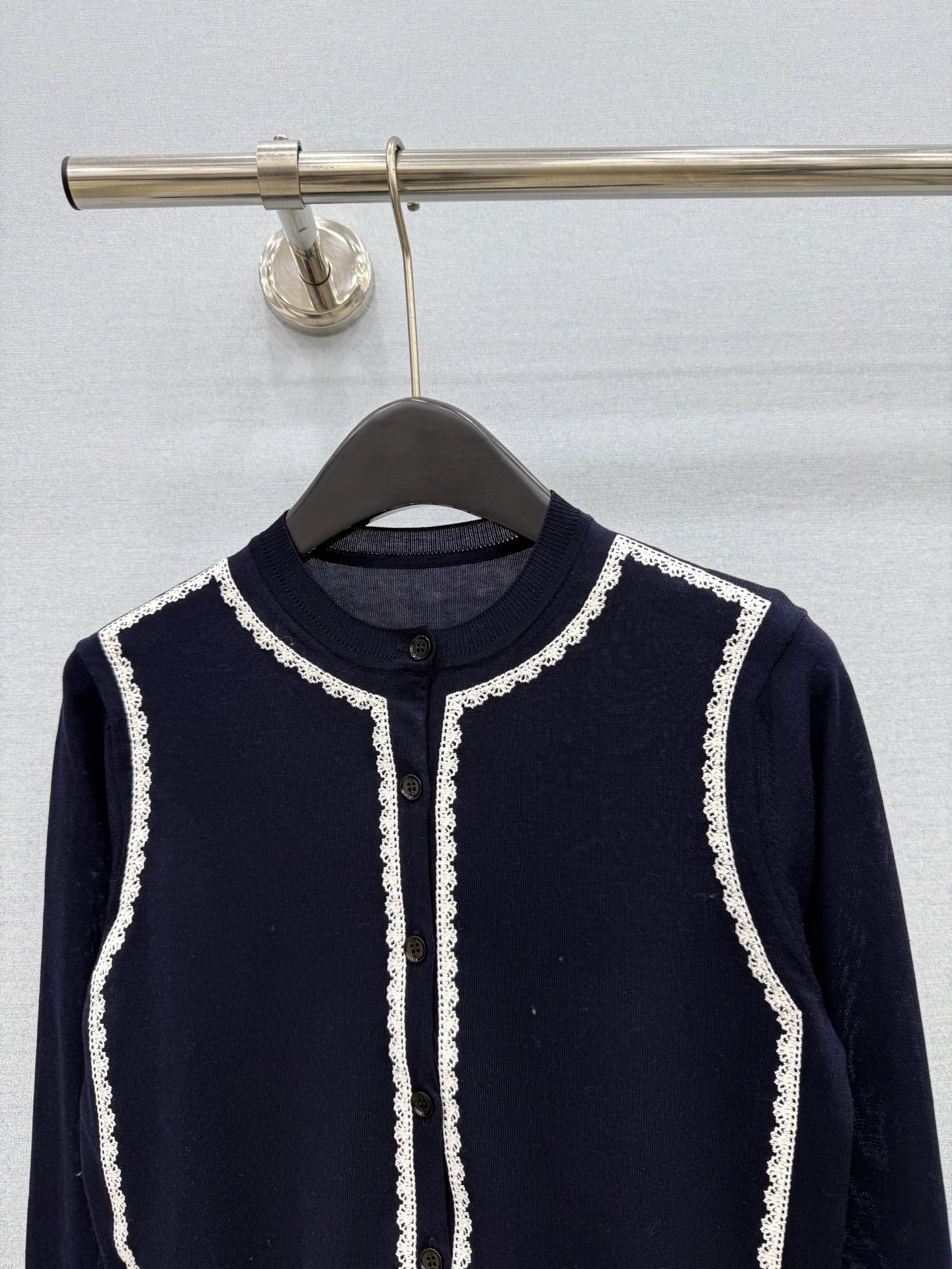 🛒𝐍𝐄𝐖 · 𝟐𝟎𝟐6/爆款现货 【原单品质】🤍高级感藏青真丝开衫｜精致蕾丝花边太戳人 早秋贵气感被这件开衫稳稳拿捏✨ 