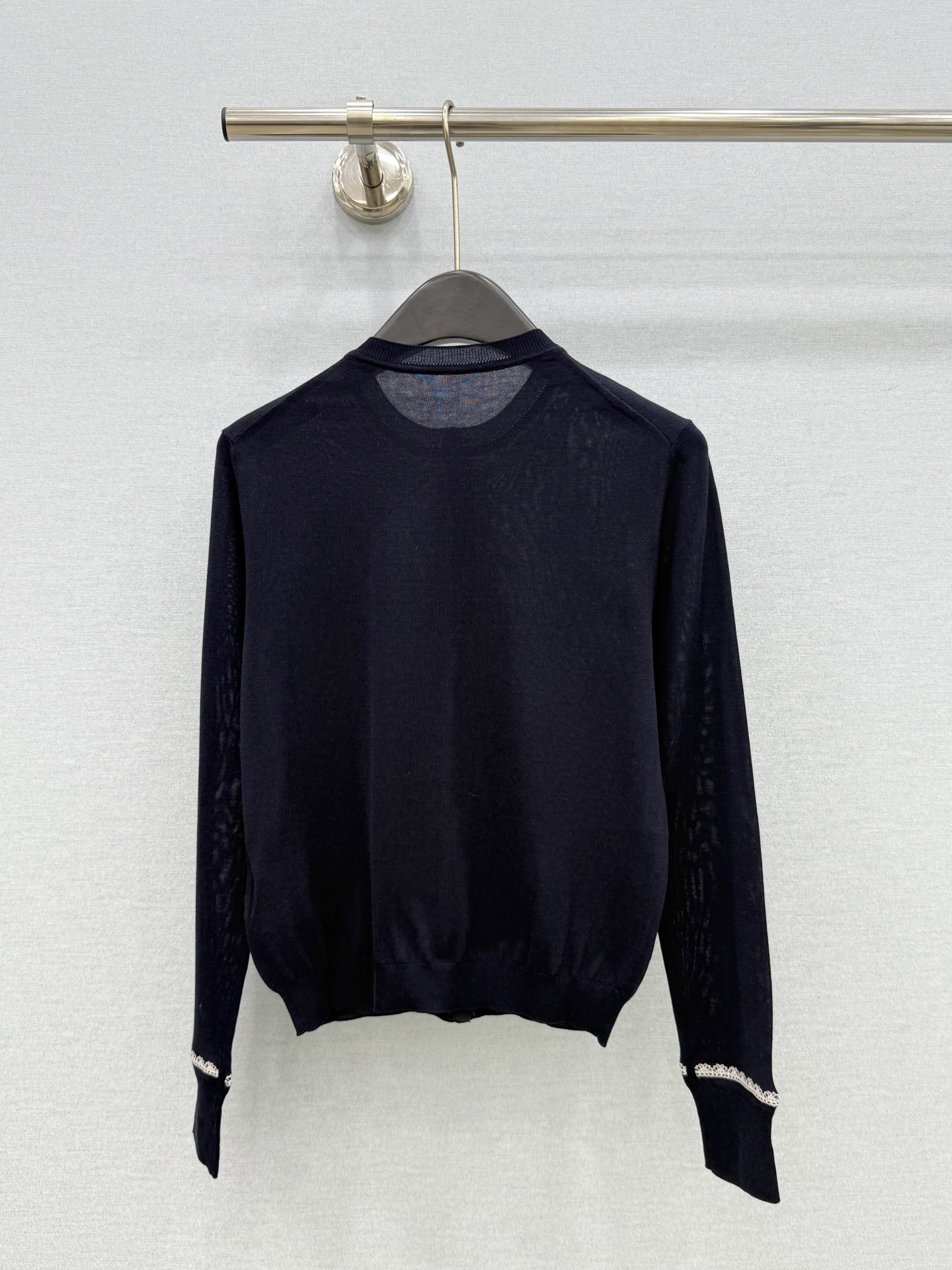 🛒𝐍𝐄𝐖 · 𝟐𝟎𝟐6/爆款现货 【原单品质】🤍高级感藏青真丝开衫｜精致蕾丝花边太戳人 早秋贵气感被这件开衫稳稳拿捏✨ 