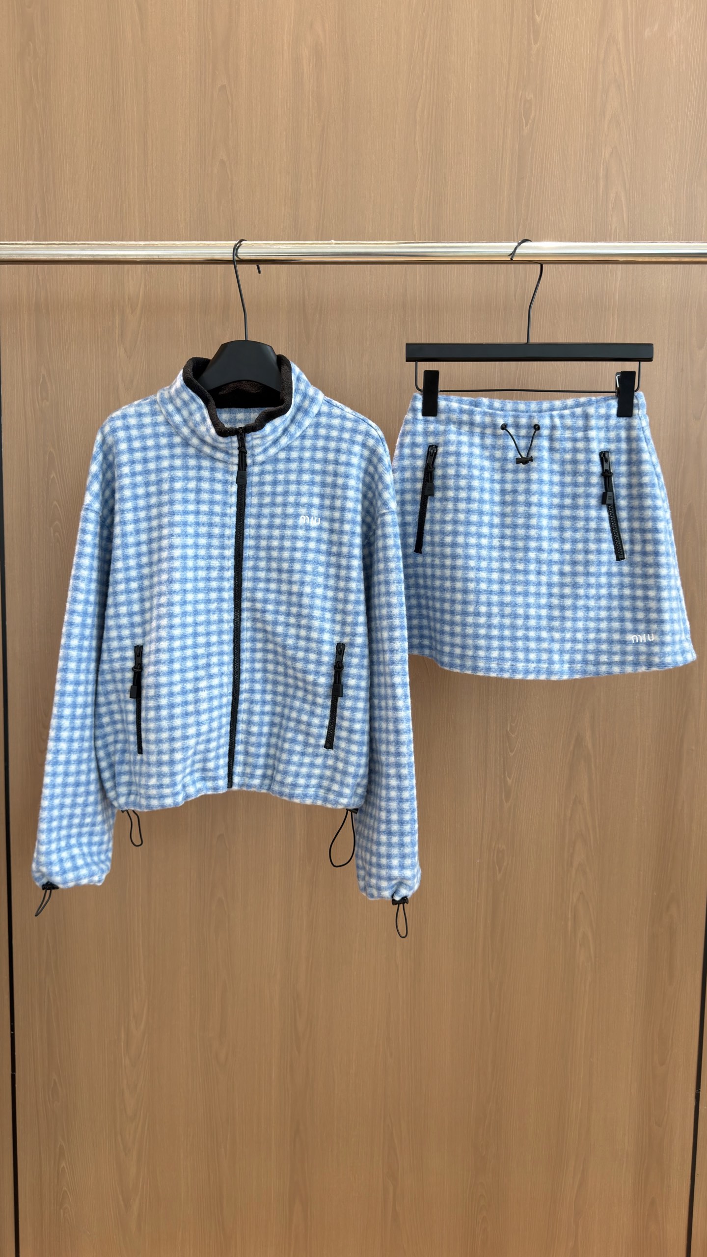 🛒𝐍𝐄𝐖 · 𝟐𝟎𝟐6/爆款现货 【秋冬新款】✨蓝格纹摇粒绒套装｜松弛甜酷感直接拉满 谁能拒绝这套奶蓝格子套装💙 摇粒绒
