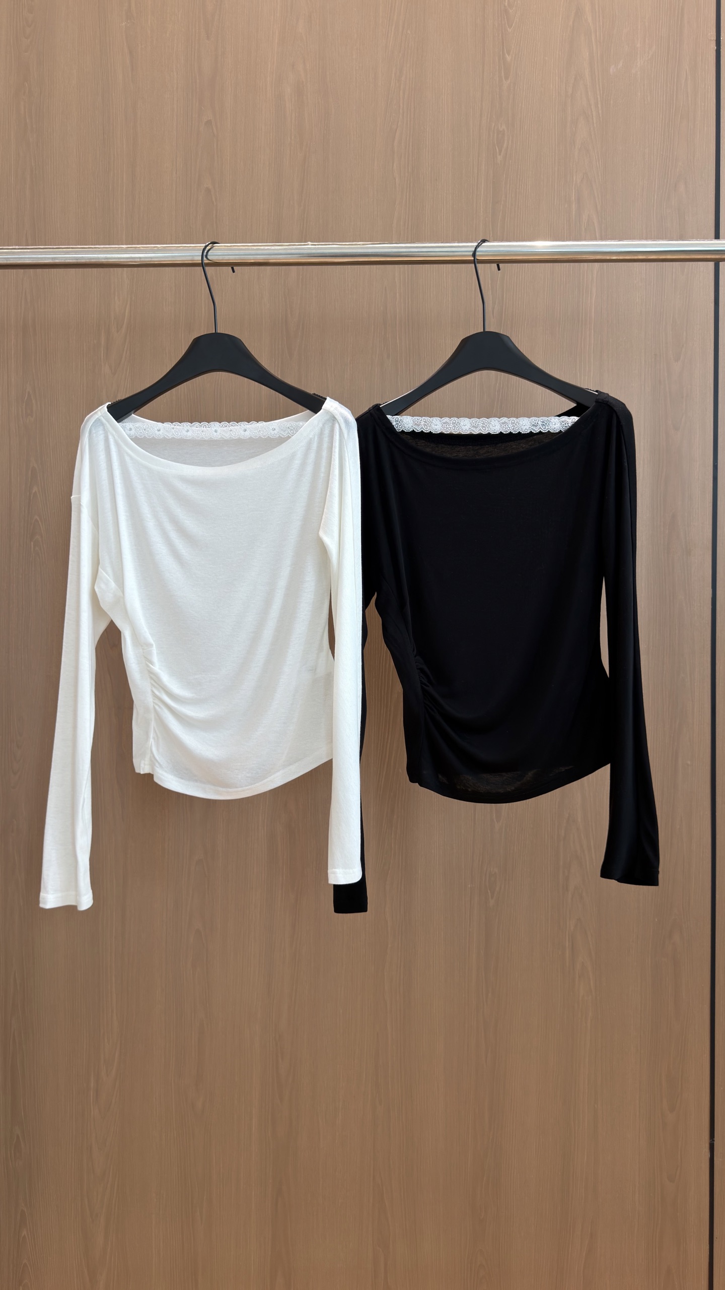 🛒𝐍𝐄𝐖 · 𝟐𝟎𝟐6/爆款现货 【秋冬新款】松弛氛围感｜天丝羊毛蕾丝打底衫 极简之上，藏着细节的温柔。 一字领领口拼接