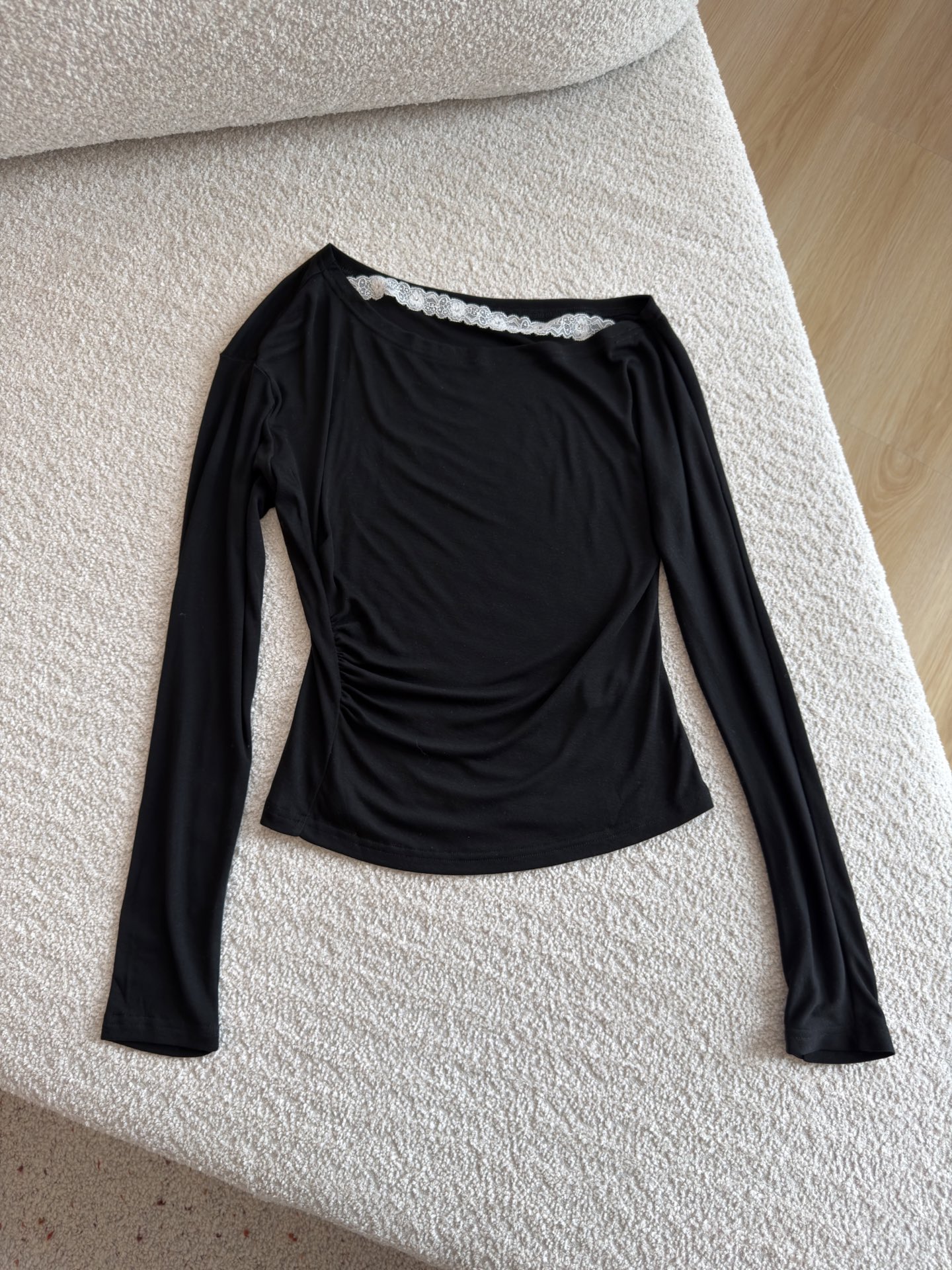 🛒𝐍𝐄𝐖 · 𝟐𝟎𝟐6/爆款现货 【秋冬新款】松弛氛围感｜天丝羊毛蕾丝打底衫 极简之上，藏着细节的温柔。 一字领领口拼接