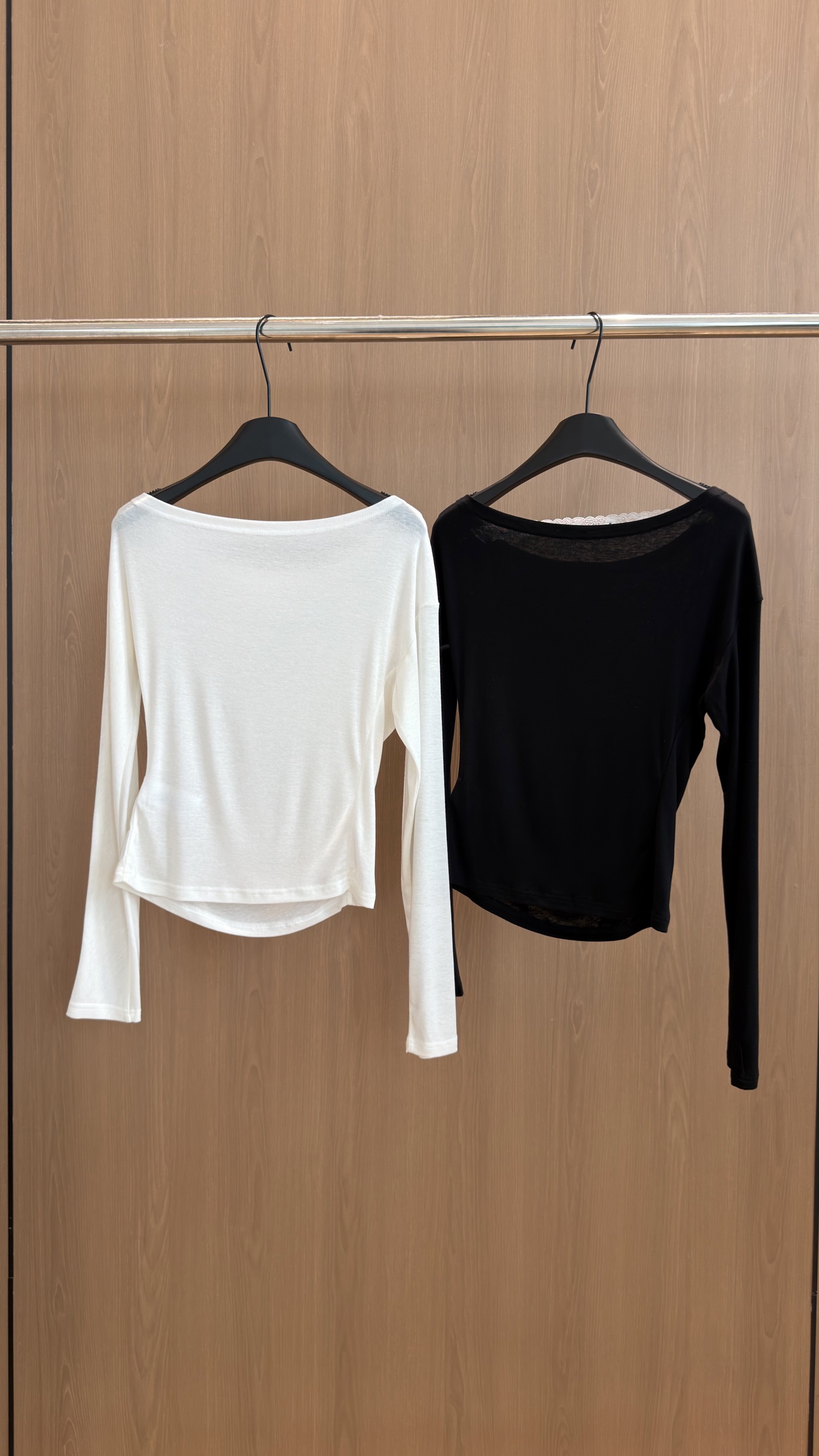 🛒𝐍𝐄𝐖 · 𝟐𝟎𝟐6/爆款现货 【秋冬新款】松弛氛围感｜天丝羊毛蕾丝打底衫 极简之上，藏着细节的温柔。 一字领领口拼接