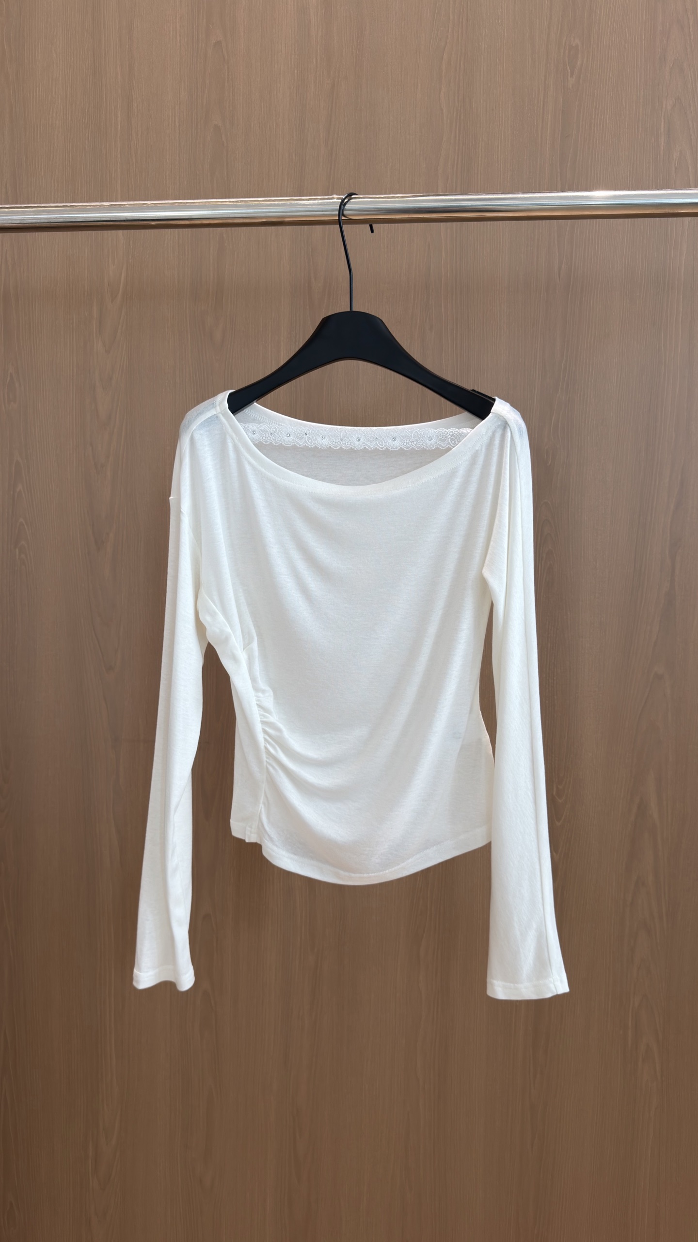 🛒𝐍𝐄𝐖 · 𝟐𝟎𝟐6/爆款现货 【秋冬新款】松弛氛围感｜天丝羊毛蕾丝打底衫 极简之上，藏着细节的温柔。 一字领领口拼接