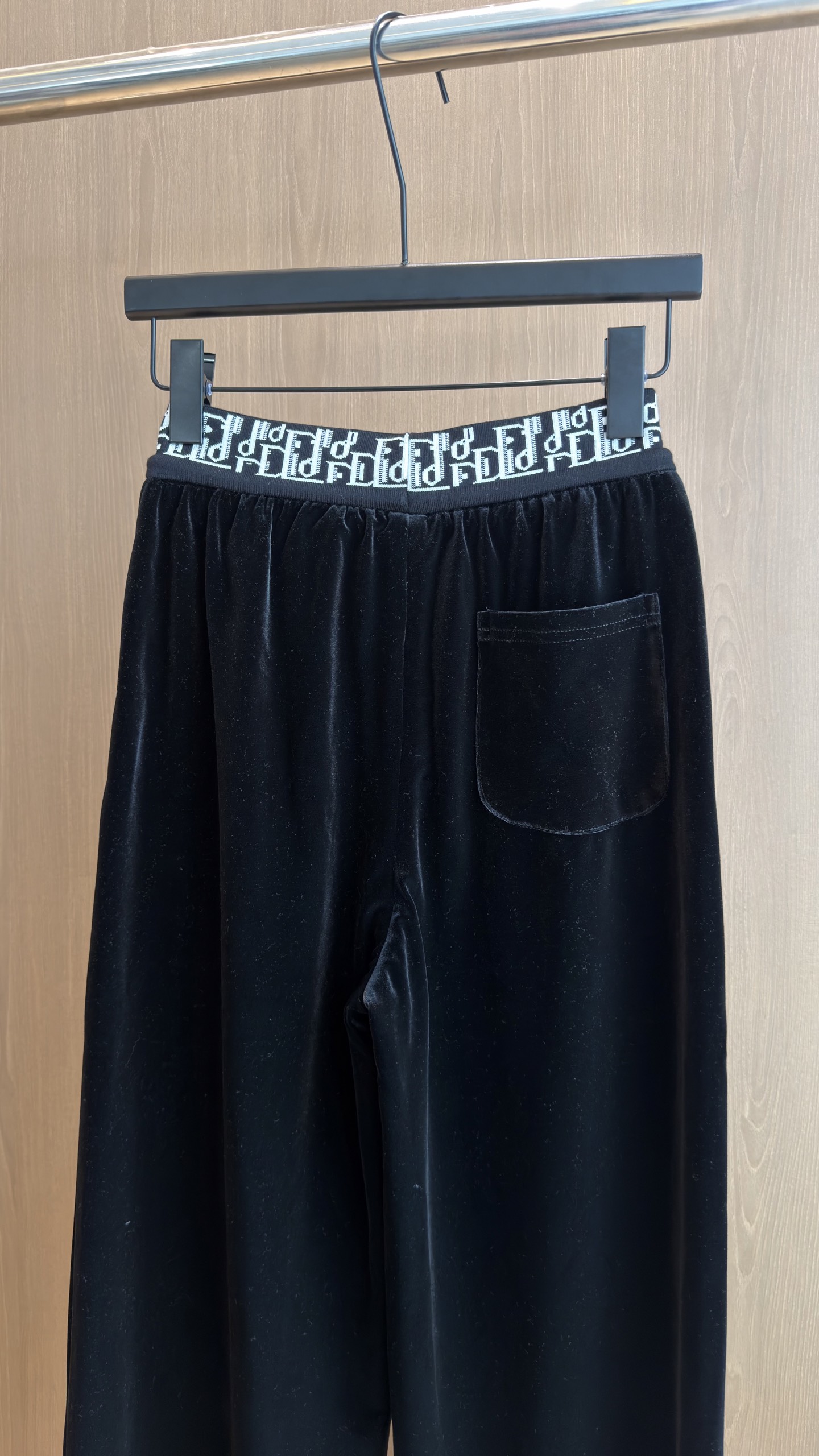 🛒𝐍𝐄𝐖 · 𝟐𝟎𝟐6/爆款现货 【秋冬新款】低调贵气|字母腰丝绒阔腿休闲裤 细腻丝绒材质,柔光肌理,垂顺不易皱。 辨识 🛒𝐍𝐄𝐖 · 𝟐𝟎𝟐6/爆款现货 【秋冬新款】低调贵气|字母腰丝绒阔腿休闲裤 细腻丝绒材质,柔光肌理,垂顺不易皱。 辨识