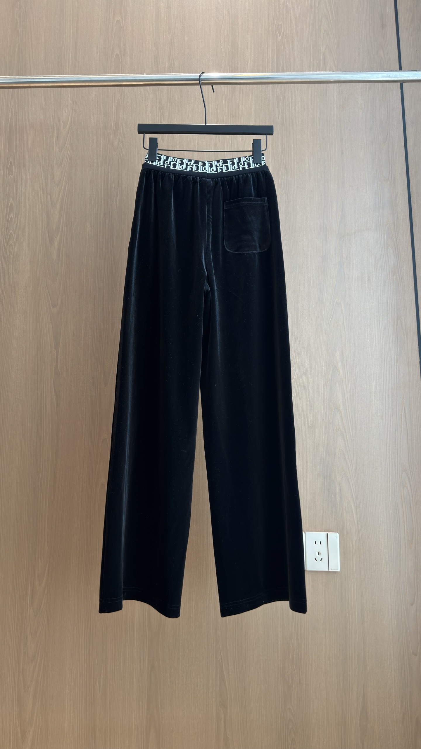🛒𝐍𝐄𝐖 · 𝟐𝟎𝟐6/爆款现货 【秋冬新款】低调贵气|字母腰丝绒阔腿休闲裤 细腻丝绒材质,柔光肌理,垂顺不易皱。 辨识 🛒𝐍𝐄𝐖 · 𝟐𝟎𝟐6/爆款现货 【秋冬新款】低调贵气|字母腰丝绒阔腿休闲裤 细腻丝绒材质,柔光肌理,垂顺不易皱。 辨识