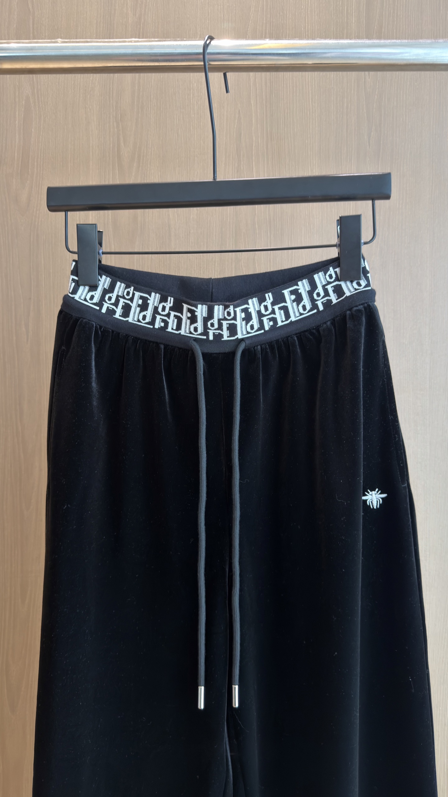 🛒𝐍𝐄𝐖 · 𝟐𝟎𝟐6/爆款现货 【秋冬新款】低调贵气|字母腰丝绒阔腿休闲裤 细腻丝绒材质,柔光肌理,垂顺不易皱。 辨识 🛒𝐍𝐄𝐖 · 𝟐𝟎𝟐6/爆款现货 【秋冬新款】低调贵气|字母腰丝绒阔腿休闲裤 细腻丝绒材质,柔光肌理,垂顺不易皱。 辨识