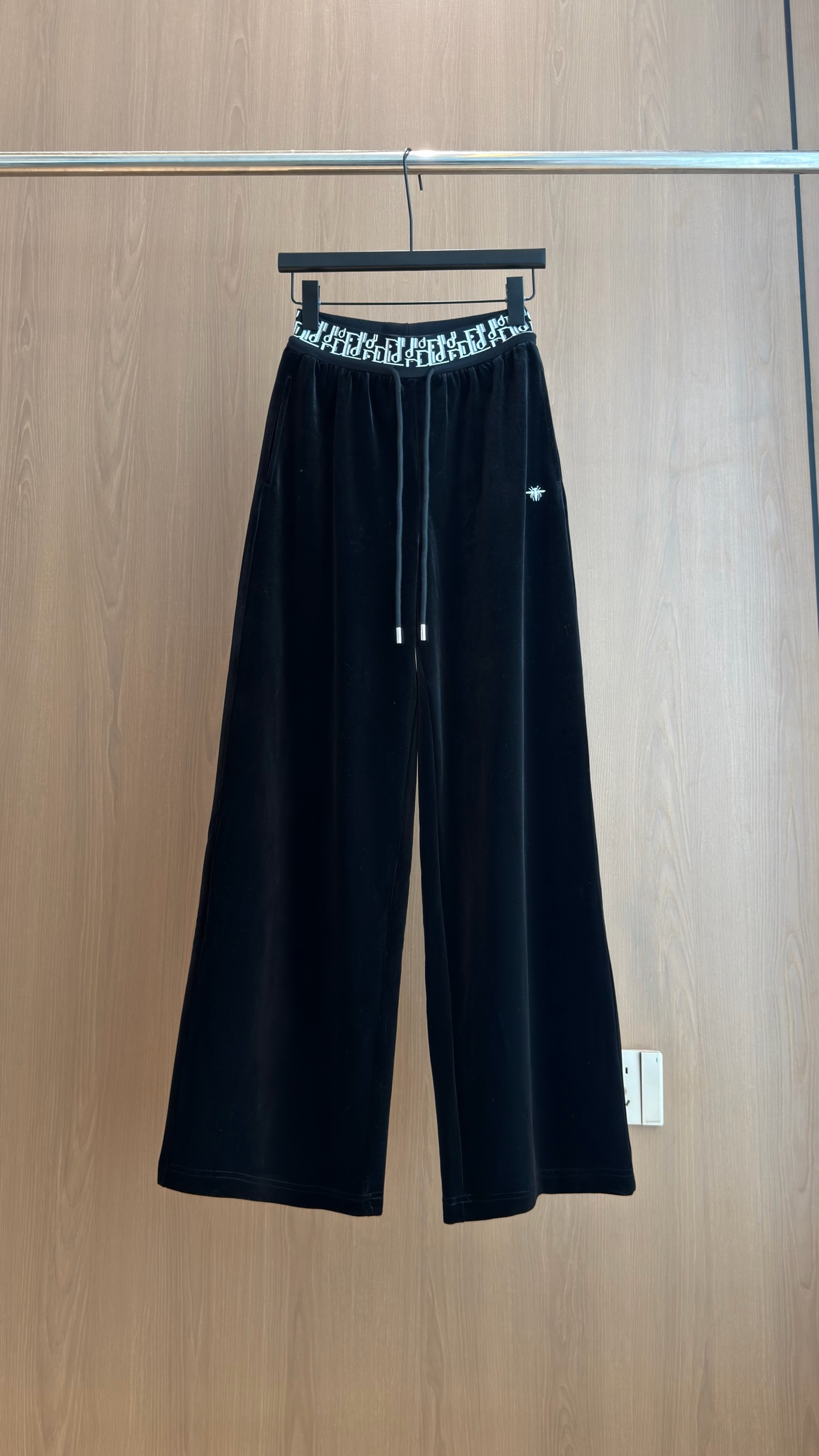 🛒𝐍𝐄𝐖 · 𝟐𝟎𝟐6/爆款现货 【秋冬新款】低调贵气｜字母腰丝绒阔腿休闲裤 细腻丝绒材质，柔光肌理，垂顺不易皱。 辨识