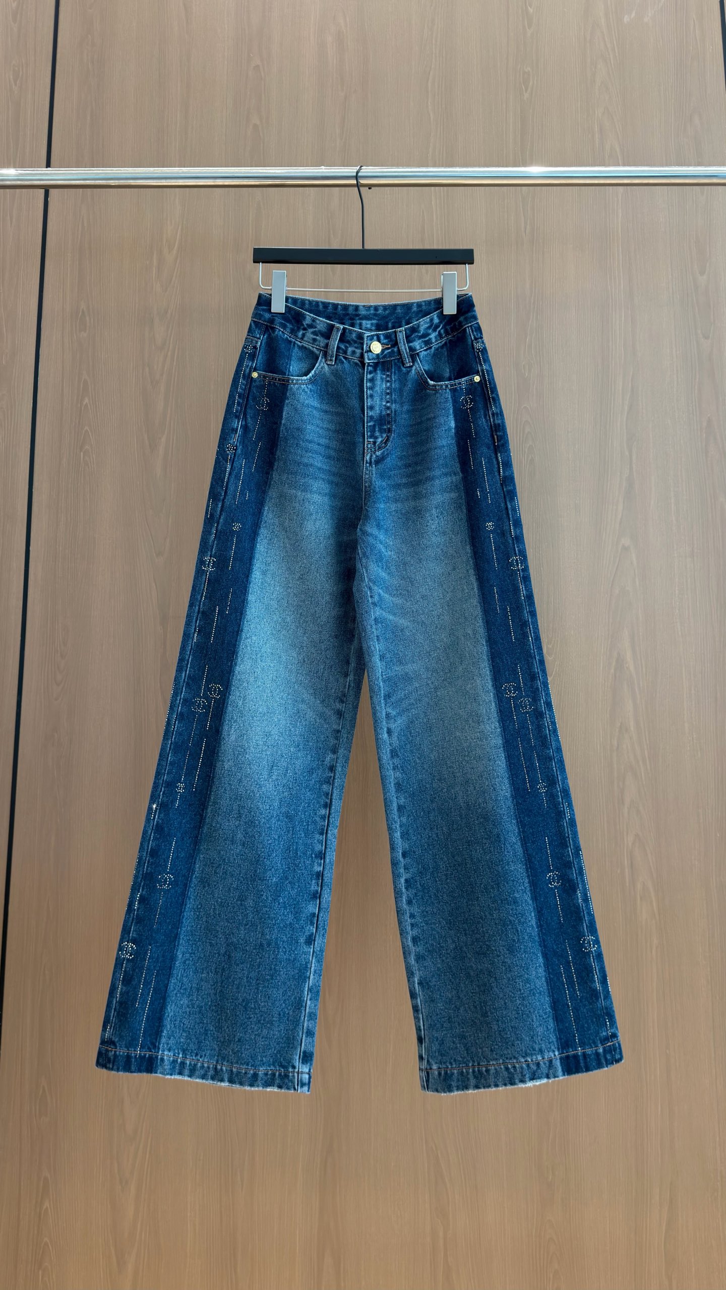 🛒𝐍𝐄𝐖 · 𝟐𝟎𝟐6/爆款现货 【秋冬新款】重工烫钻阔腿牛仔裤✨腿长直接拉满 早秋本命牛仔裤来了💙 撞色拼接水洗蓝，复