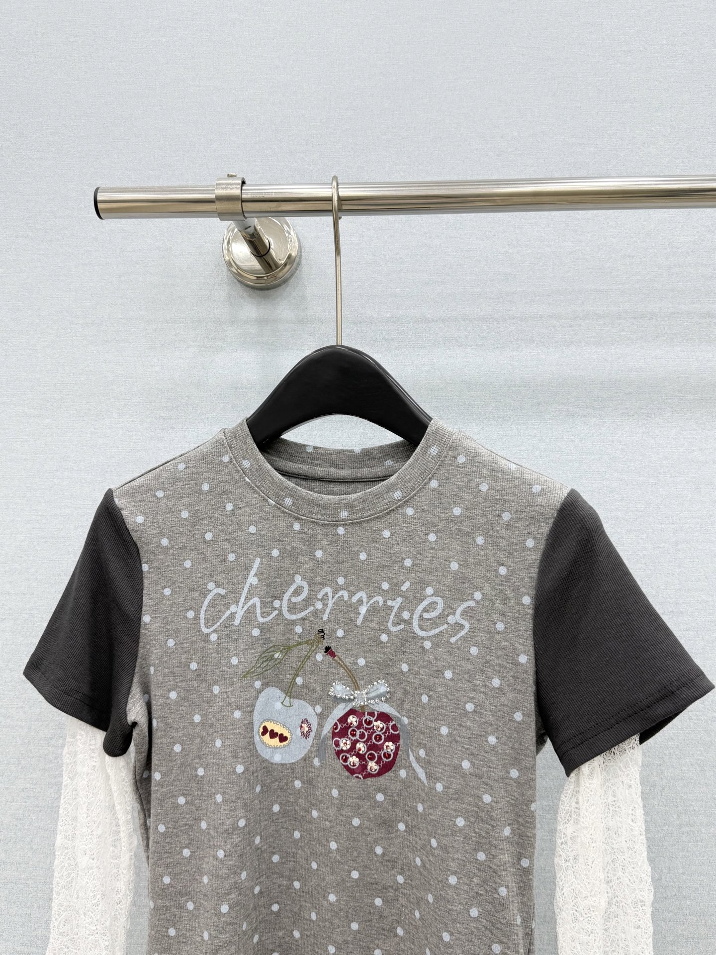 🛒𝐍𝐄𝐖 · 𝟐𝟎𝟐6/爆款现货 【原单品质】 小众|2026新款蕾丝网纱拼接假两件长袖T 高订面料,手工制作,减龄百搭 🛒𝐍𝐄𝐖 · 𝟐𝟎𝟐6/爆款现货 【原单品质】 小众|2026新款蕾丝网纱拼接假两件长袖T 高订面料,手工制作,减龄百搭