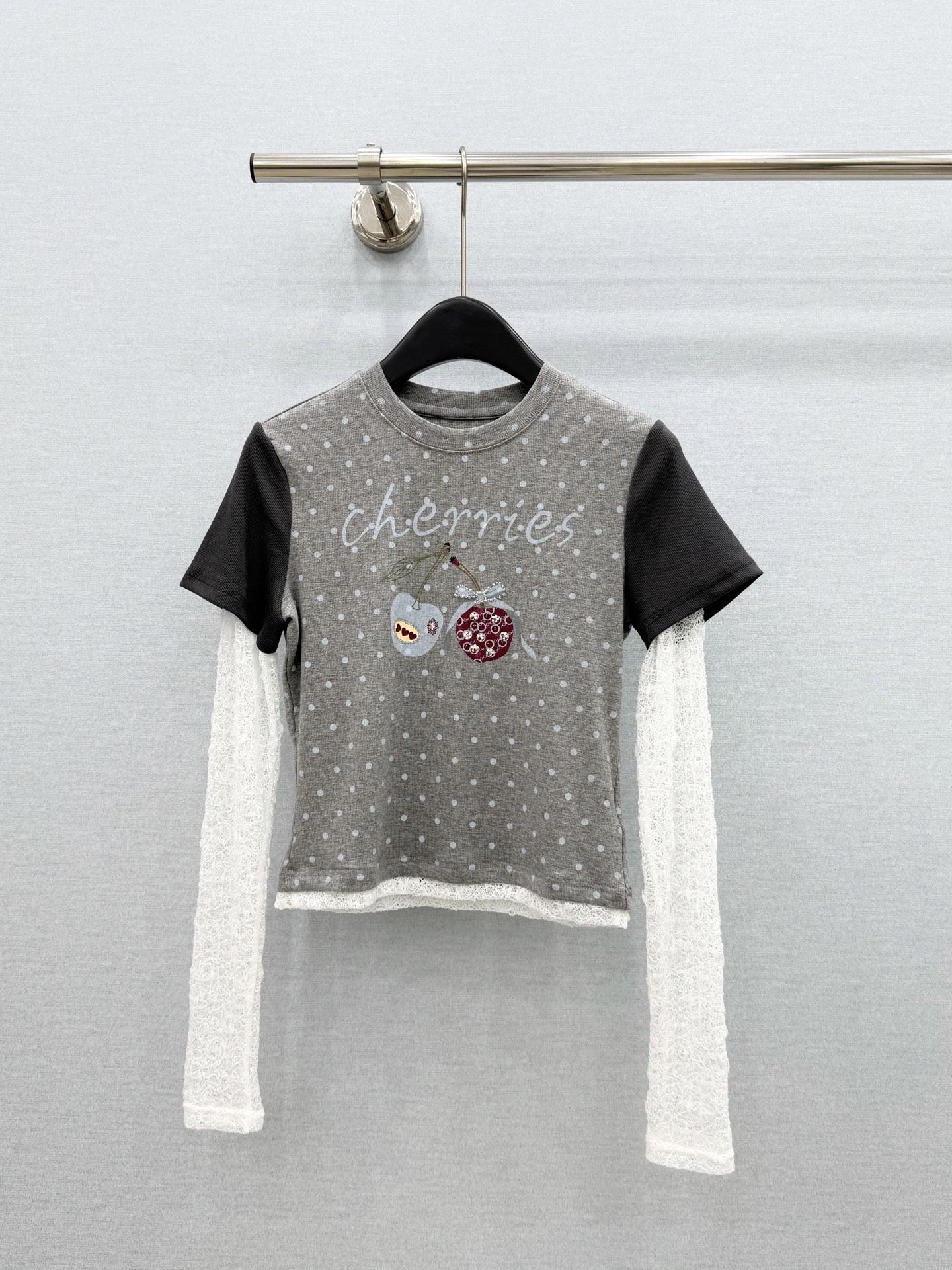 🛒𝐍𝐄𝐖 · 𝟐𝟎𝟐6/爆款现货 【原单品质】 小众｜2026新款蕾丝网纱拼接假两件长袖T 高订面料，手工制作，减龄百搭