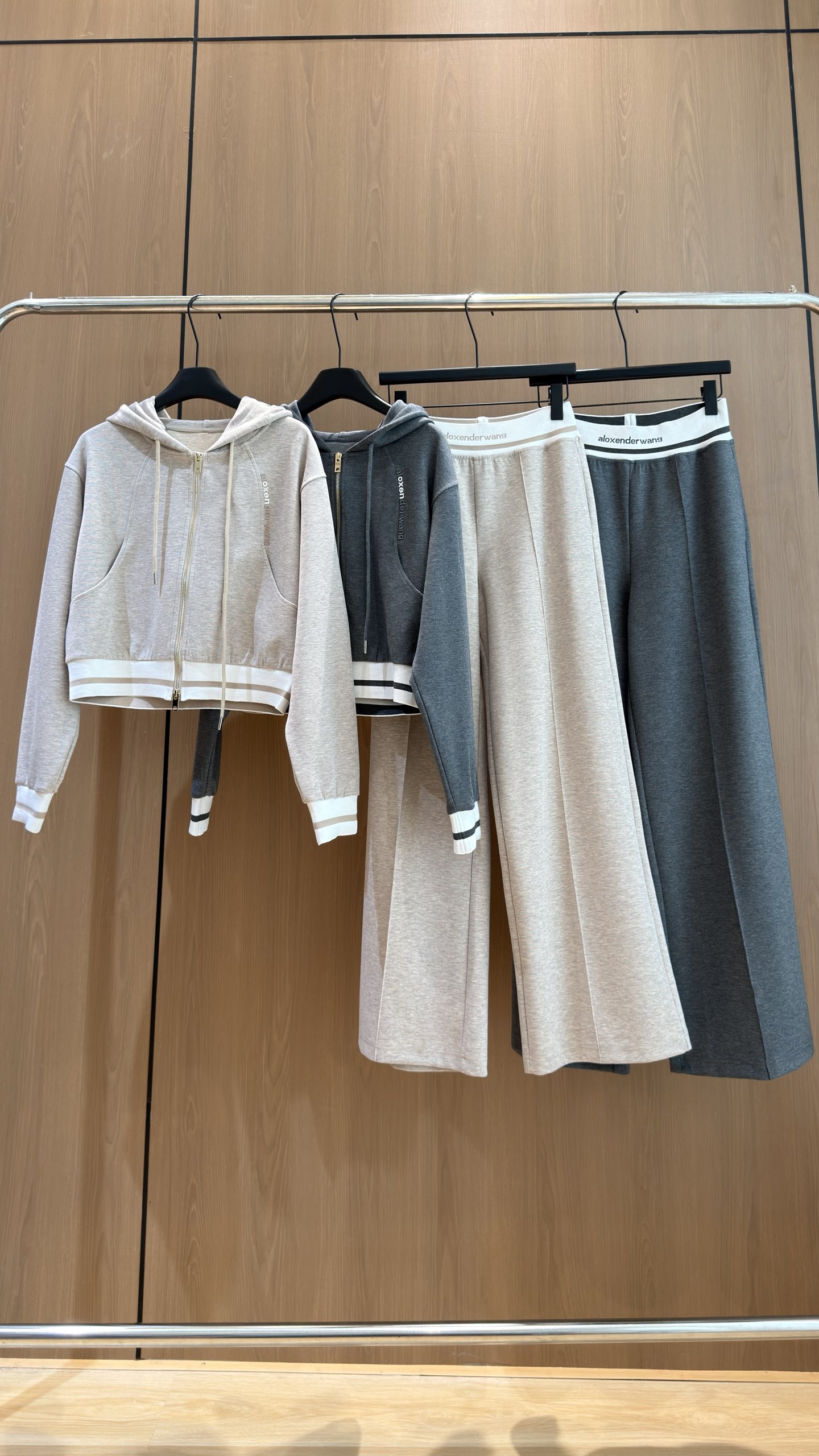 🛒𝐍𝐄𝐖 · 𝟐𝟎𝟐6/爆款现货 【秋冬上新】设计师｜✨秋冬懒人套装｜毫不费力的高级松弛感 被这套休闲套装狠狠拿捏住🤎 