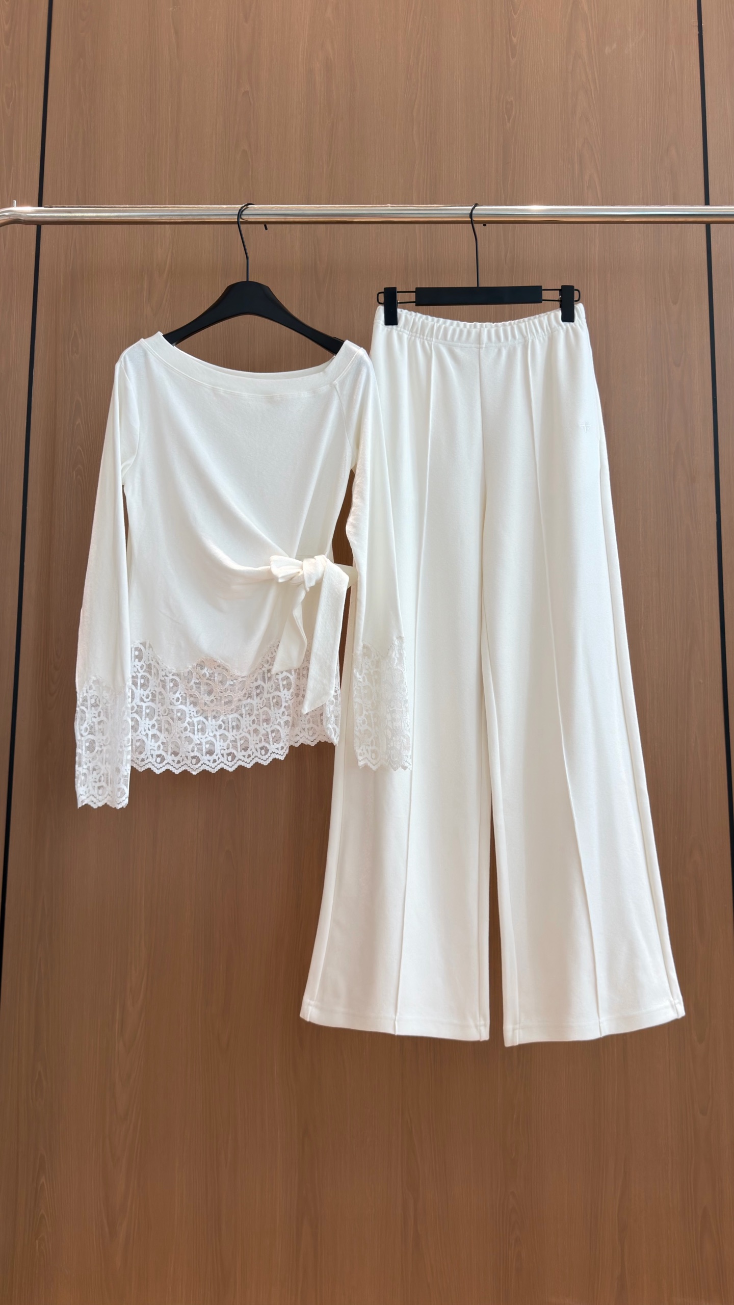 🛒𝐍𝐄𝐖 · 𝟐𝟎𝟐6/爆款现货 【秋冬上新】设计师|▫️|浪漫蕾丝绑带套装 侧绑带设计,优化腰腹线条 袖口下摆拼接重工 🛒𝐍𝐄𝐖 · 𝟐𝟎𝟐6/爆款现货 【秋冬上新】设计师|▫️|浪漫蕾丝绑带套装 侧绑带设计,优化腰腹线条 袖口下摆拼接重工