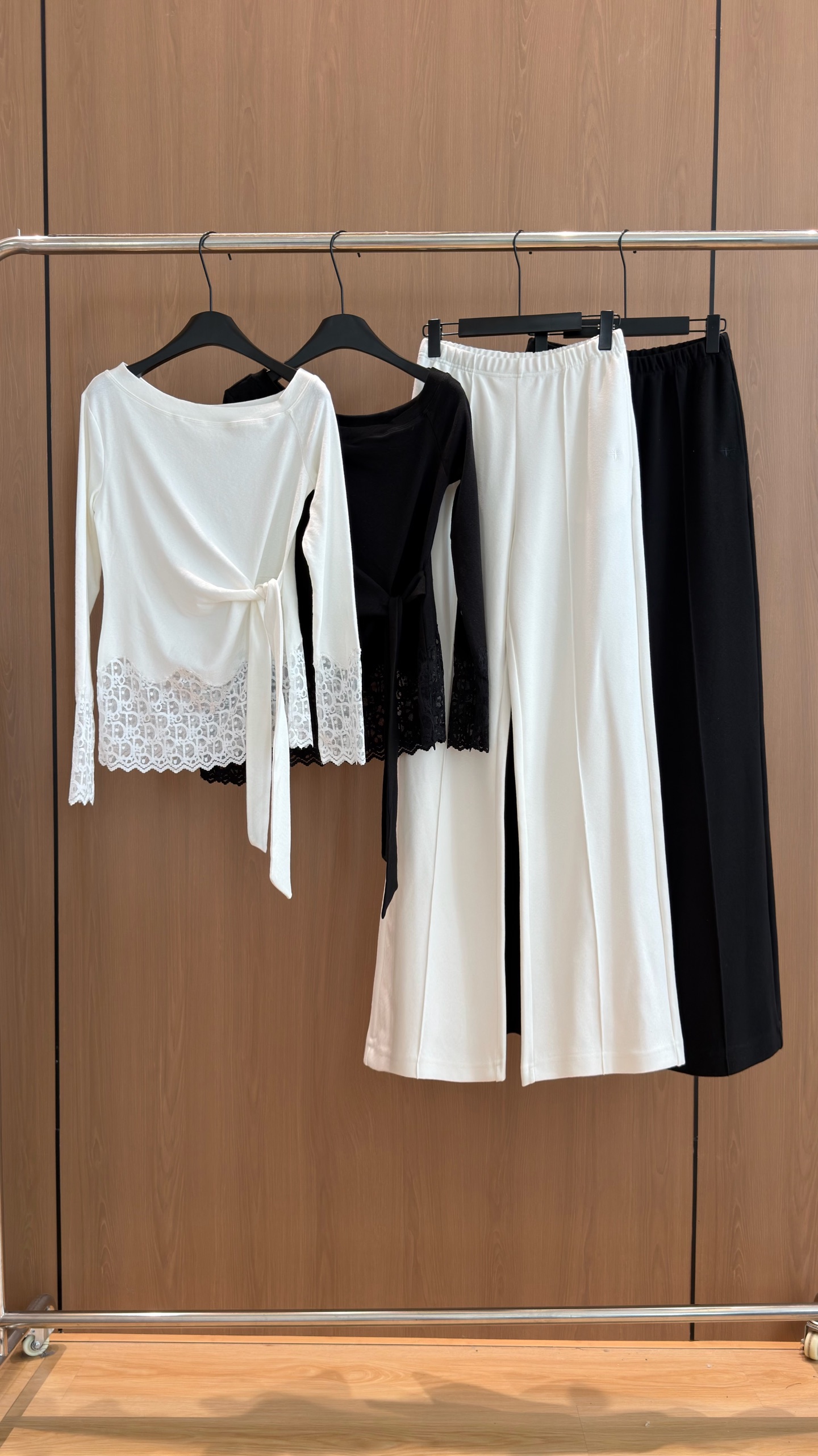 🛒𝐍𝐄𝐖 · 𝟐𝟎𝟐6/爆款现货 【秋冬上新】设计师｜▫️｜浪漫蕾丝绑带套装 侧绑带设计，优化腰腹线条 袖口下摆拼接重工