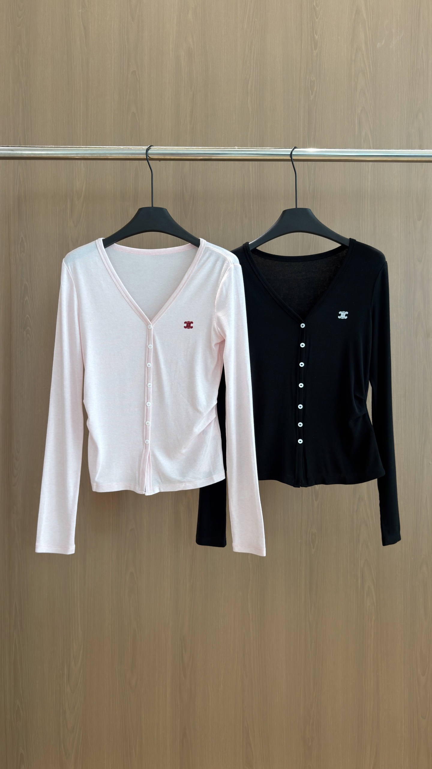 🛒𝐍𝐄𝐖 · 𝟐𝟎𝟐6/爆款现货 【秋冬上新】设计师｜✨爆款天丝羊毛小衫｜实体店必入 高配比75%天丝+19%羊毛，手感