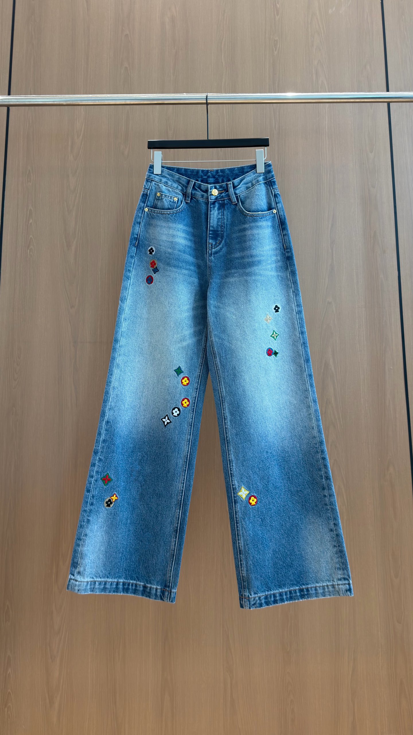 🛒𝐍𝐄𝐖 · 𝟐𝟎𝟐6/爆款现货 【秋冬上新】设计师｜拒绝千篇一律的基础牛仔裤✨ 这条刺绣阔腿裤真的一眼心动 裤身散落彩