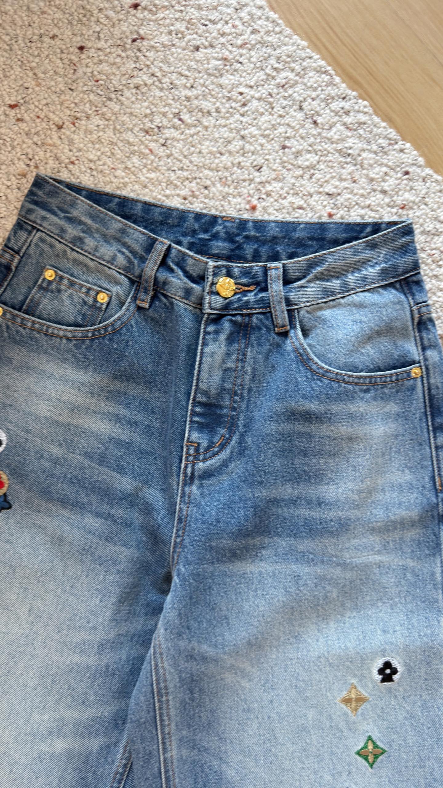 🛒𝐍𝐄𝐖 · 𝟐𝟎𝟐6/爆款现货 【秋冬上新】设计师|拒绝千篇一律的基础牛仔裤✨ 这条刺绣阔腿裤真的一眼心动 裤身散落彩 🛒𝐍𝐄𝐖 · 𝟐𝟎𝟐6/爆款现货 【秋冬上新】设计师|拒绝千篇一律的基础牛仔裤✨ 这条刺绣阔腿裤真的一眼心动 裤身散落彩