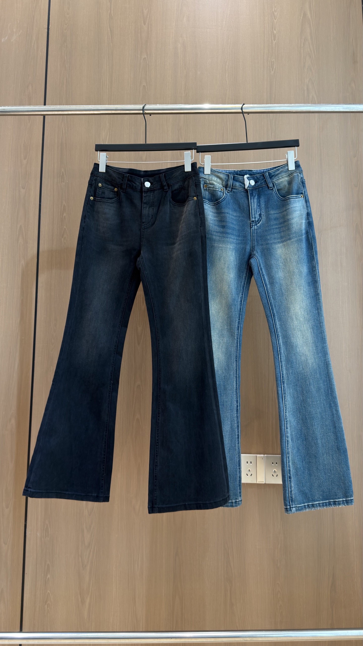🛒𝐍𝐄𝐖 · 𝟐𝟎𝟐6/爆款现货 【秋冬上新】设计师｜精致金链后袋｜复古氛围感微喇牛仔裤🍂 双色水洗，黑调沉稳，蓝调复古