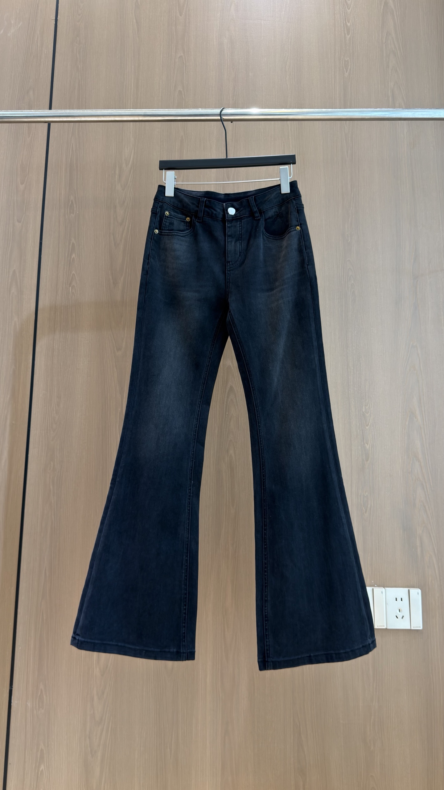 🛒𝐍𝐄𝐖 · 𝟐𝟎𝟐6/爆款现货 【秋冬上新】设计师|精致金链后袋|复古氛围感微喇牛仔裤🍂 双色水洗,黑调沉稳,蓝调复古 🛒𝐍𝐄𝐖 · 𝟐𝟎𝟐6/爆款现货 【秋冬上新】设计师|精致金链后袋|复古氛围感微喇牛仔裤🍂 双色水洗,黑调沉稳,蓝调复古