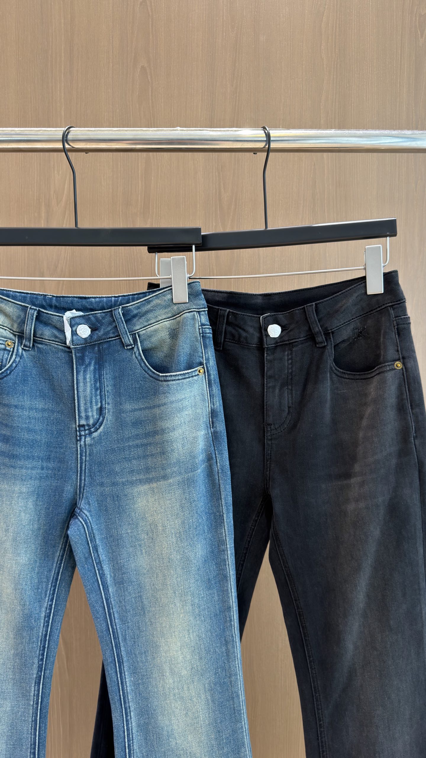 🛒𝐍𝐄𝐖 · 𝟐𝟎𝟐6/爆款现货 【秋冬上新】设计师|精致金链后袋|复古氛围感微喇牛仔裤🍂 双色水洗,黑调沉稳,蓝调复古 🛒𝐍𝐄𝐖 · 𝟐𝟎𝟐6/爆款现货 【秋冬上新】设计师|精致金链后袋|复古氛围感微喇牛仔裤🍂 双色水洗,黑调沉稳,蓝调复古