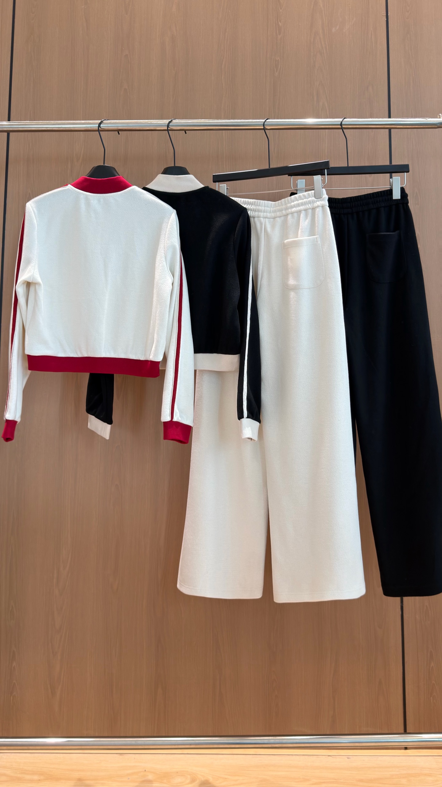 🛒𝐍𝐄𝐖 · 𝟐𝟎𝟐6/爆款现货 【秋冬上新】Ch*|中古风复古运动套装|含羊毛桑蚕丝,显贵休闲感✨ 早秋懒人套装天花板 🛒𝐍𝐄𝐖 · 𝟐𝟎𝟐6/爆款现货 【秋冬上新】Ch*|中古风复古运动套装|含羊毛桑蚕丝,显贵休闲感✨ 早秋懒人套装天花板