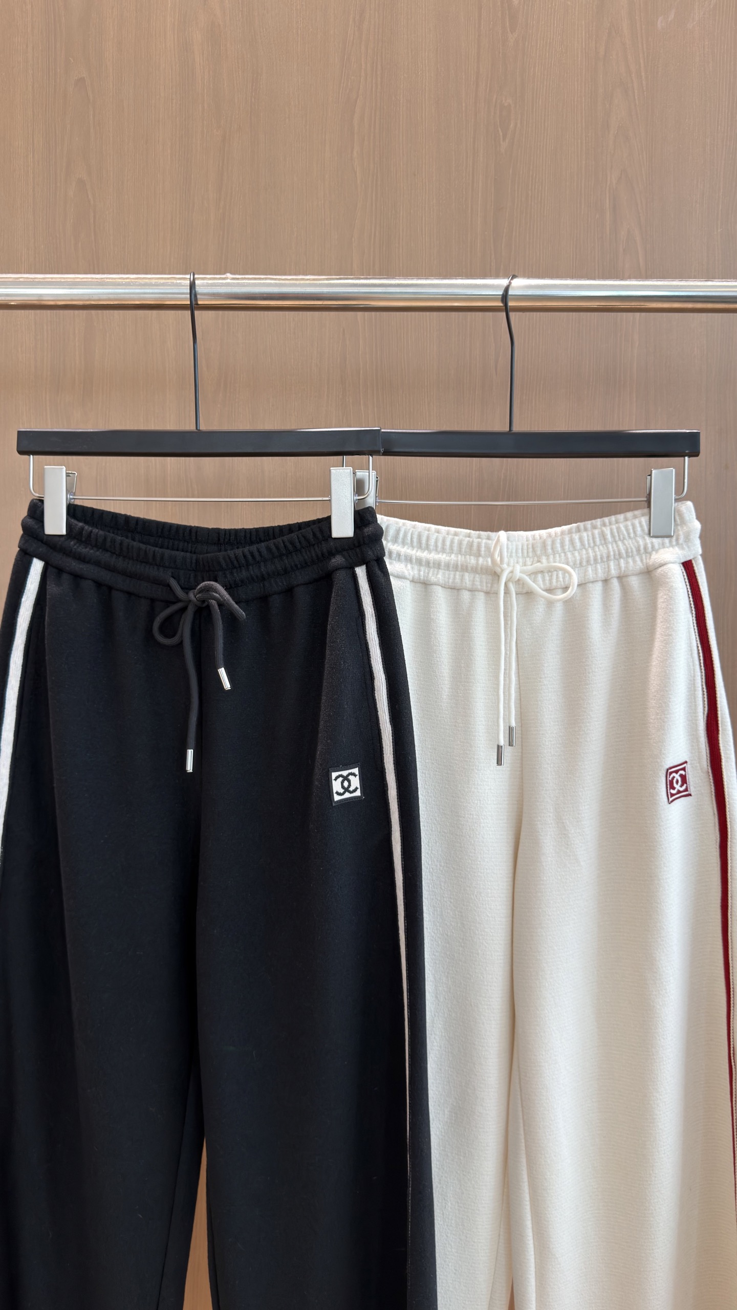 🛒𝐍𝐄𝐖 · 𝟐𝟎𝟐6/爆款现货 【秋冬上新】Ch*|中古风复古运动套装|含羊毛桑蚕丝,显贵休闲感✨ 早秋懒人套装天花板 🛒𝐍𝐄𝐖 · 𝟐𝟎𝟐6/爆款现货 【秋冬上新】Ch*|中古风复古运动套装|含羊毛桑蚕丝,显贵休闲感✨ 早秋懒人套装天花板