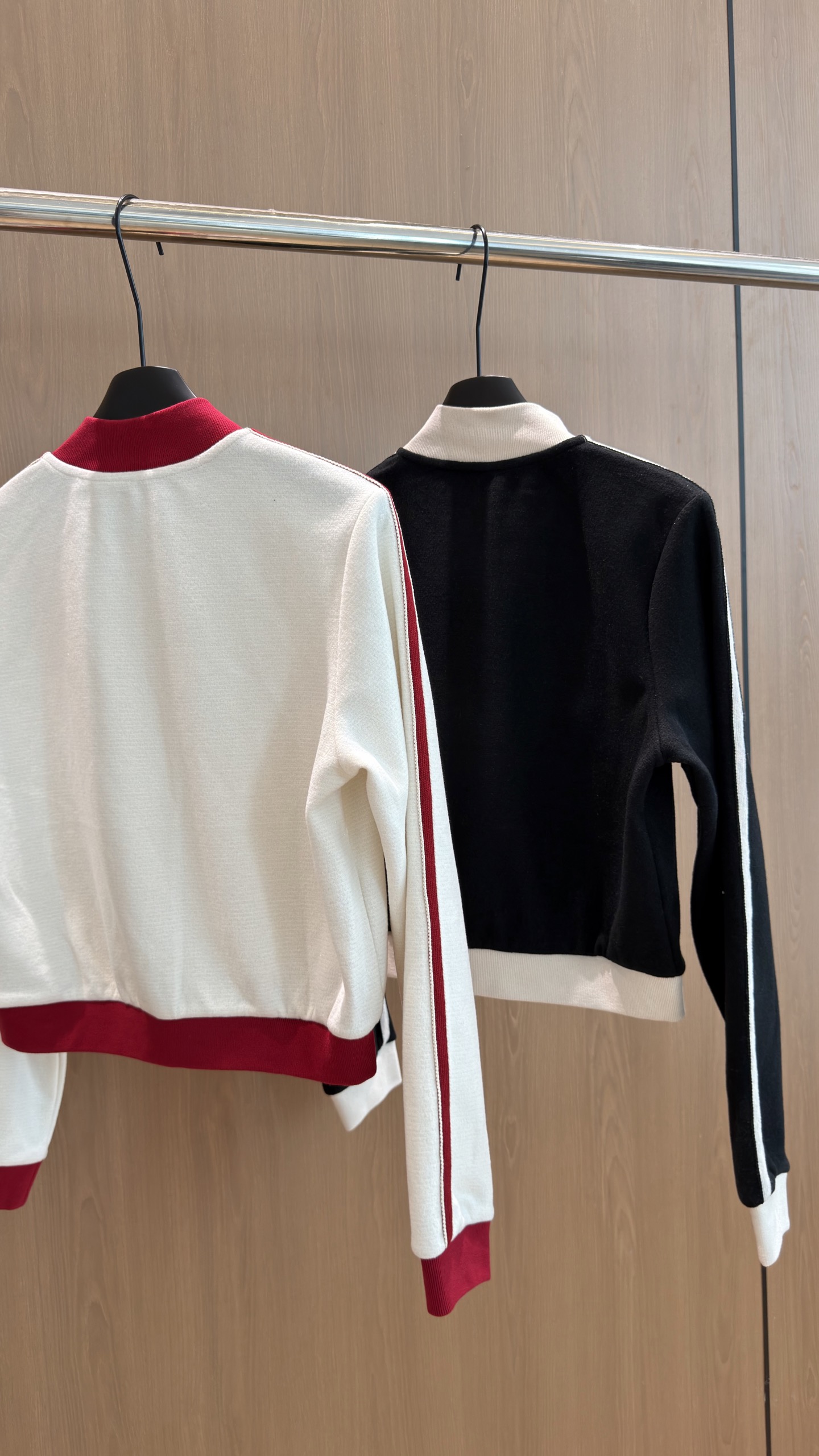 🛒𝐍𝐄𝐖 · 𝟐𝟎𝟐6/爆款现货 【秋冬上新】Ch*|中古风复古运动套装|含羊毛桑蚕丝,显贵休闲感✨ 早秋懒人套装天花板 🛒𝐍𝐄𝐖 · 𝟐𝟎𝟐6/爆款现货 【秋冬上新】Ch*|中古风复古运动套装|含羊毛桑蚕丝,显贵休闲感✨ 早秋懒人套装天花板