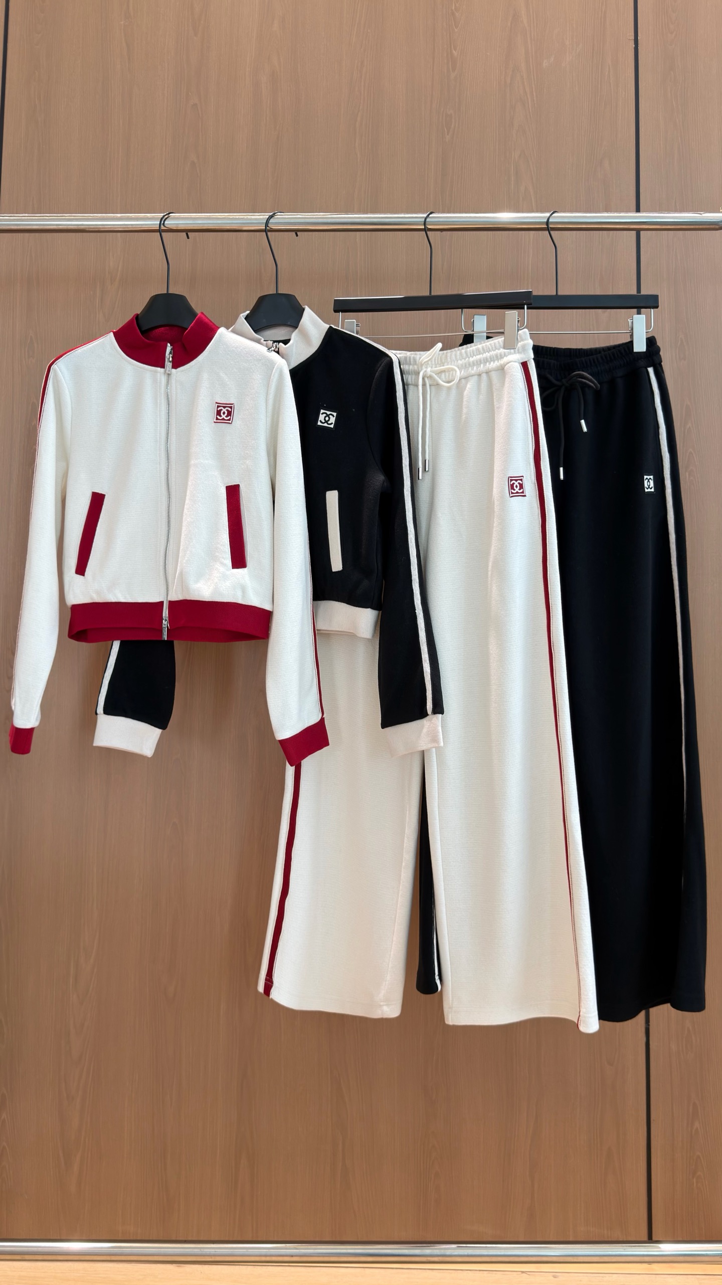 🛒𝐍𝐄𝐖 · 𝟐𝟎𝟐6/爆款现货 【秋冬上新】Ch*｜中古风复古运动套装｜含羊毛桑蚕丝，显贵休闲感✨ 早秋懒人套装天花板