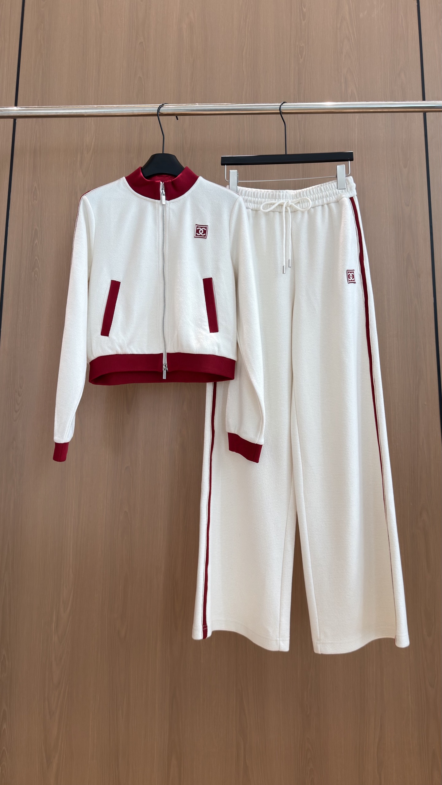 🛒𝐍𝐄𝐖 · 𝟐𝟎𝟐6/爆款现货 【秋冬上新】Ch*|中古风复古运动套装|含羊毛桑蚕丝,显贵休闲感✨ 早秋懒人套装天花板 🛒𝐍𝐄𝐖 · 𝟐𝟎𝟐6/爆款现货 【秋冬上新】Ch*|中古风复古运动套装|含羊毛桑蚕丝,显贵休闲感✨ 早秋懒人套装天花板