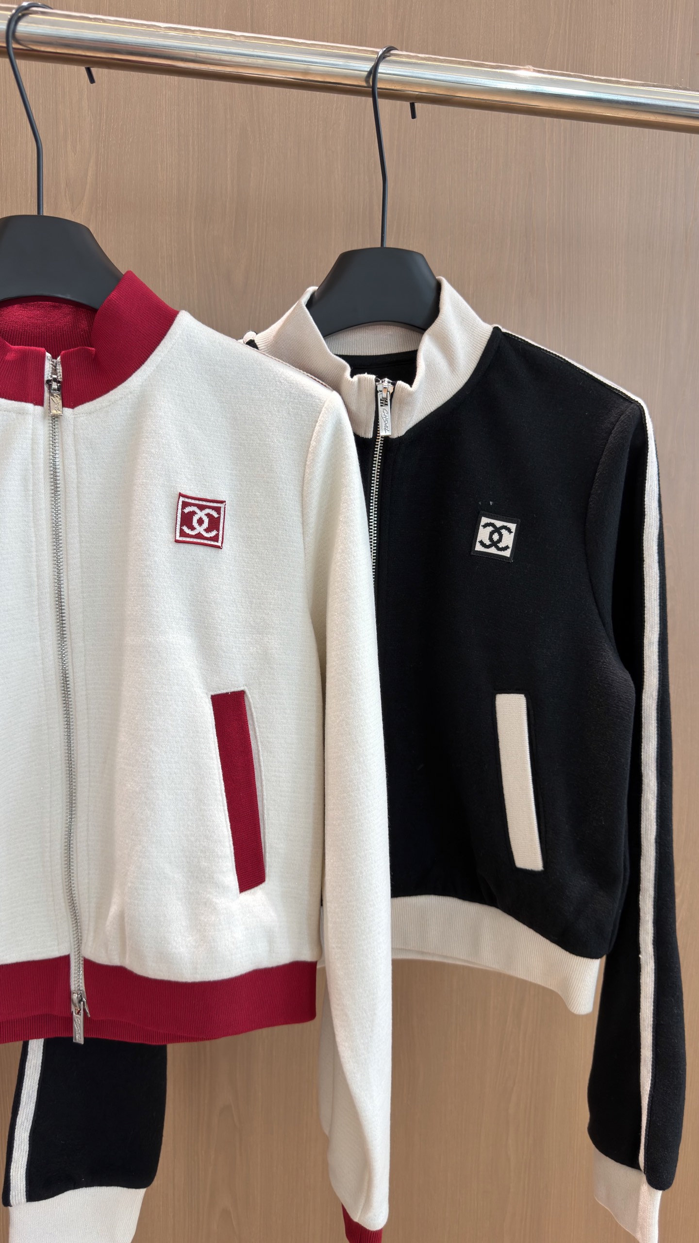 🛒𝐍𝐄𝐖 · 𝟐𝟎𝟐6/爆款现货 【秋冬上新】Ch*|中古风复古运动套装|含羊毛桑蚕丝,显贵休闲感✨ 早秋懒人套装天花板 🛒𝐍𝐄𝐖 · 𝟐𝟎𝟐6/爆款现货 【秋冬上新】Ch*|中古风复古运动套装|含羊毛桑蚕丝,显贵休闲感✨ 早秋懒人套装天花板