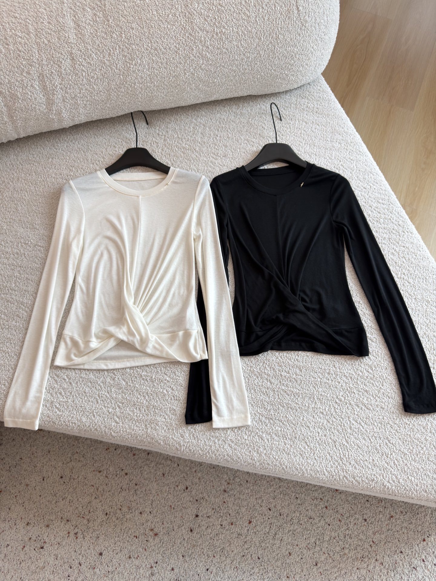 🛒𝐍𝐄𝐖 · 𝟐𝟎𝟐6/爆款现货 【秋冬新款】松弛氛围感｜天丝羊毛打底衫 极简之上，藏着细节的温柔。 领口金属标设计，含