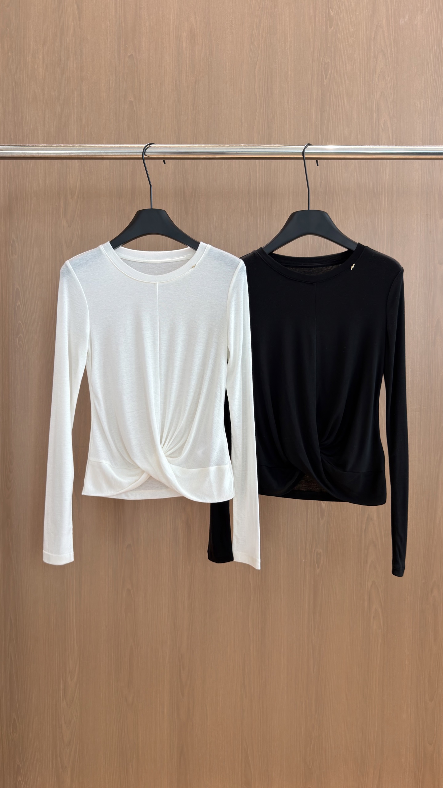 🛒𝐍𝐄𝐖 · 𝟐𝟎𝟐6/爆款现货 【秋冬新款】松弛氛围感｜天丝羊毛打底衫 极简之上，藏着细节的温柔。 领口金属标设计，含