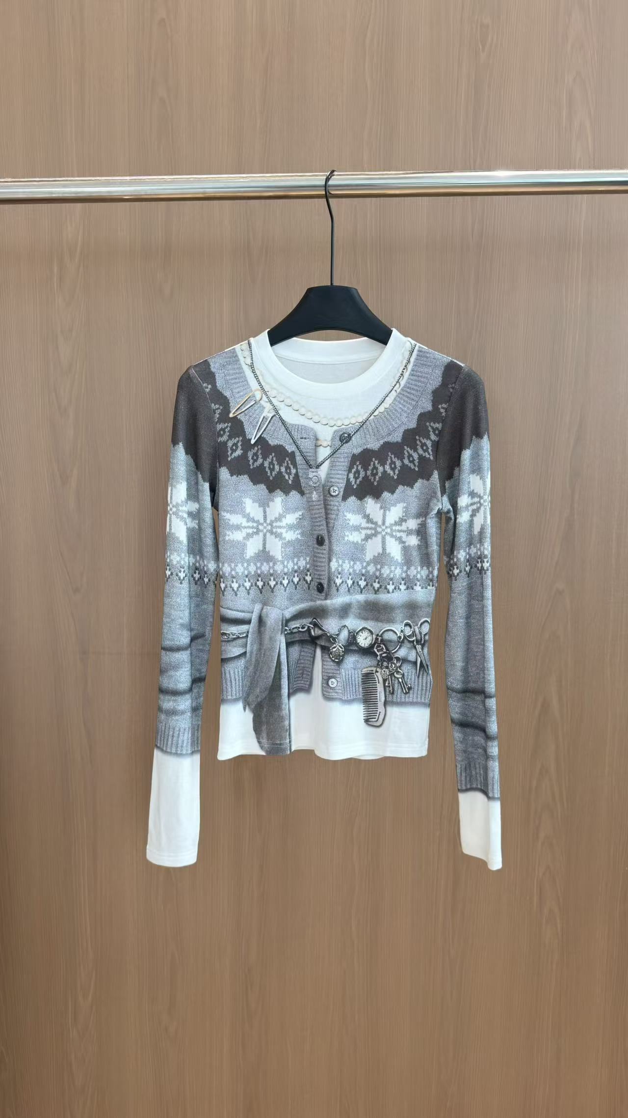 🛒𝐍𝐄𝐖 · 𝟐𝟎𝟐6/爆款现货 【秋冬新款】▫️氛围感印花假两件打底衫｜解锁复古松弛感 把费尔岛毛衣“印”在身上 仿真
