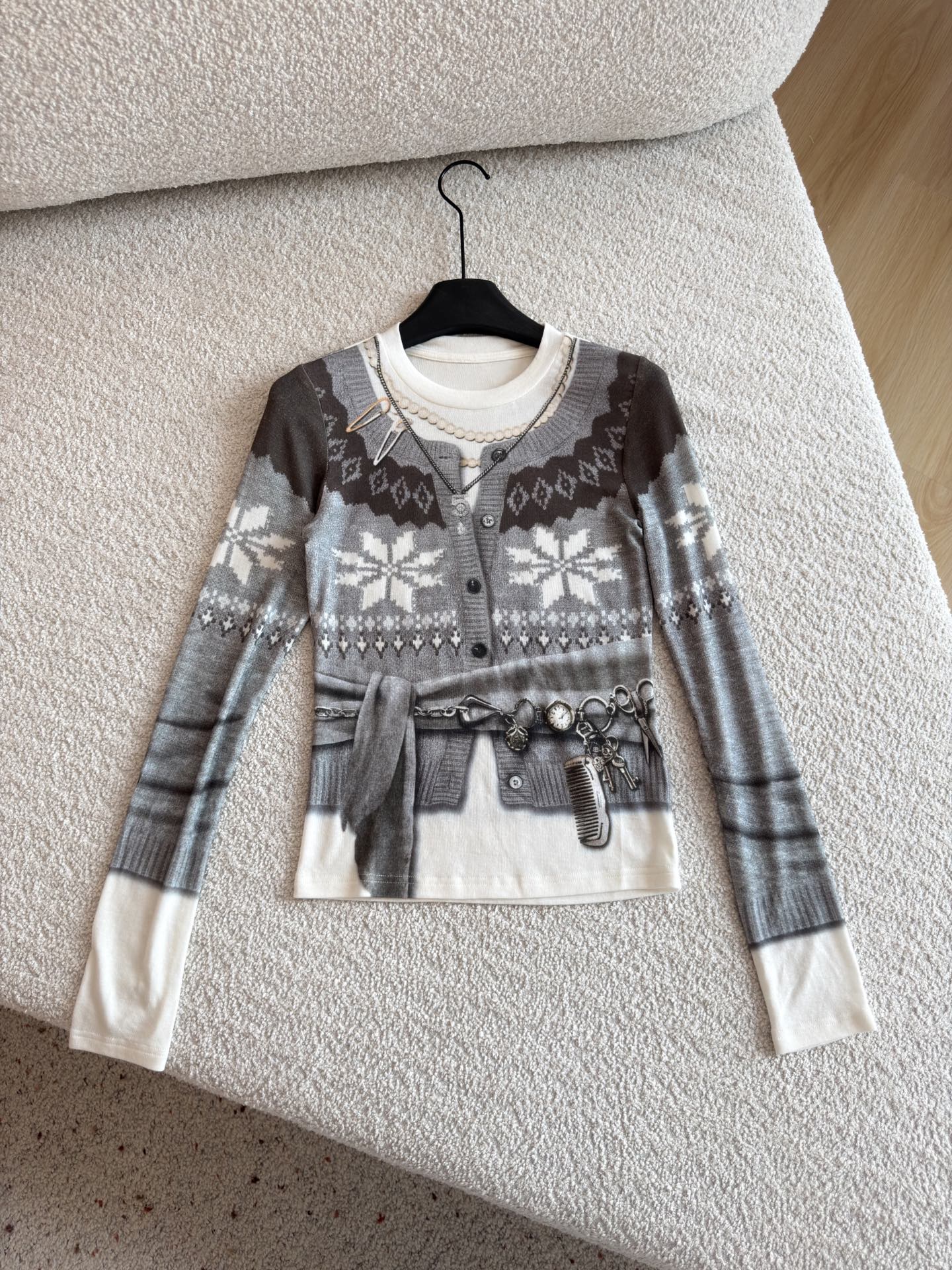 🛒𝐍𝐄𝐖 · 𝟐𝟎𝟐6/爆款现货 【秋冬新款】▫️氛围感印花假两件打底衫|解锁复古松弛感 把费尔岛毛衣“印”在身上 仿真 🛒𝐍𝐄𝐖 · 𝟐𝟎𝟐6/爆款现货 【秋冬新款】▫️氛围感印花假两件打底衫|解锁复古松弛感 把费尔岛毛衣“印”在身上 仿真
