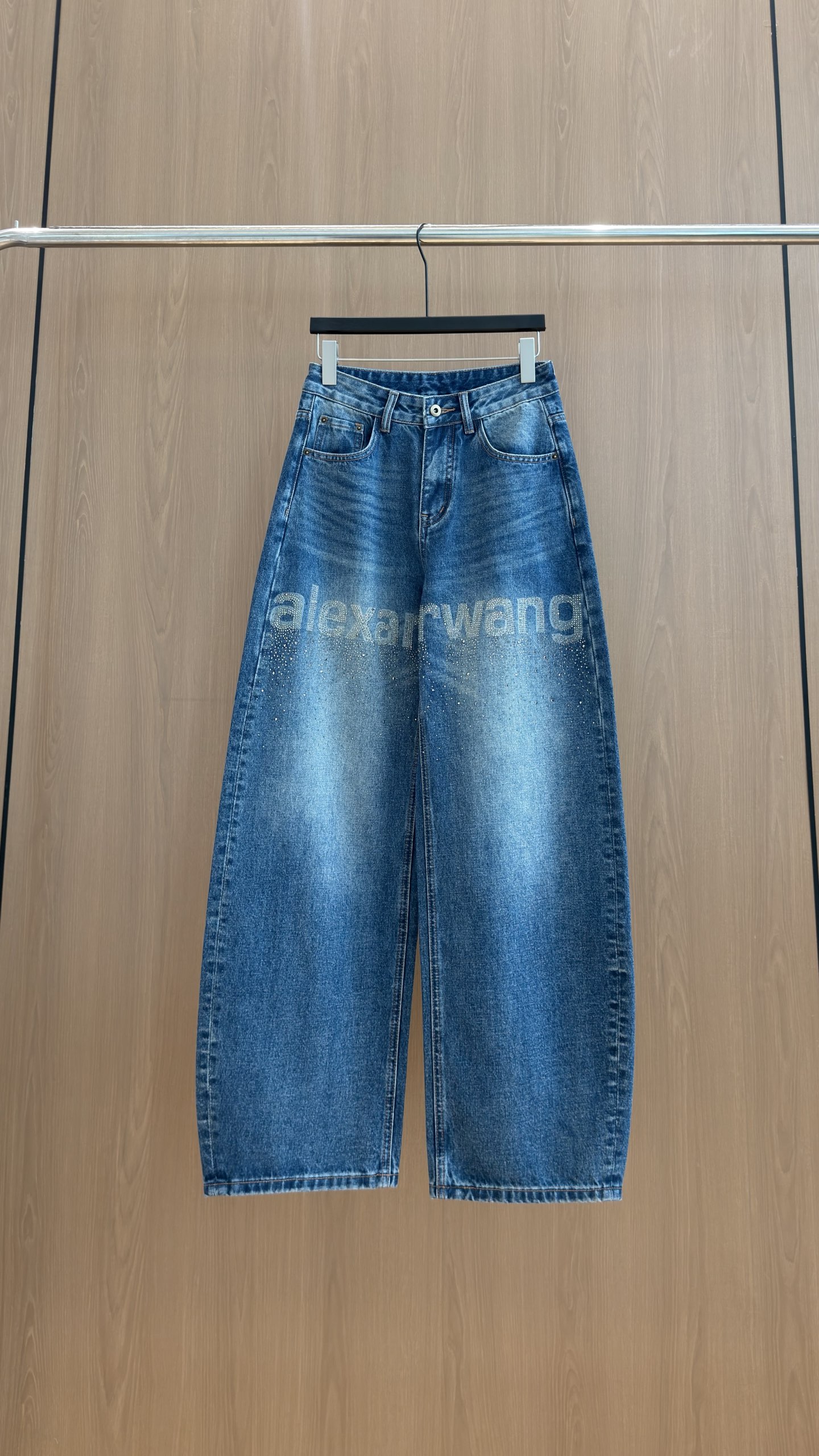 🛒𝐍𝐄𝐖 · 𝟐𝟎𝟐6/爆款现货 【秋冬上新】设计师｜26新款字烫钻镰刀型牛仔裤 爆单款  气质女神必入  定制专属图案