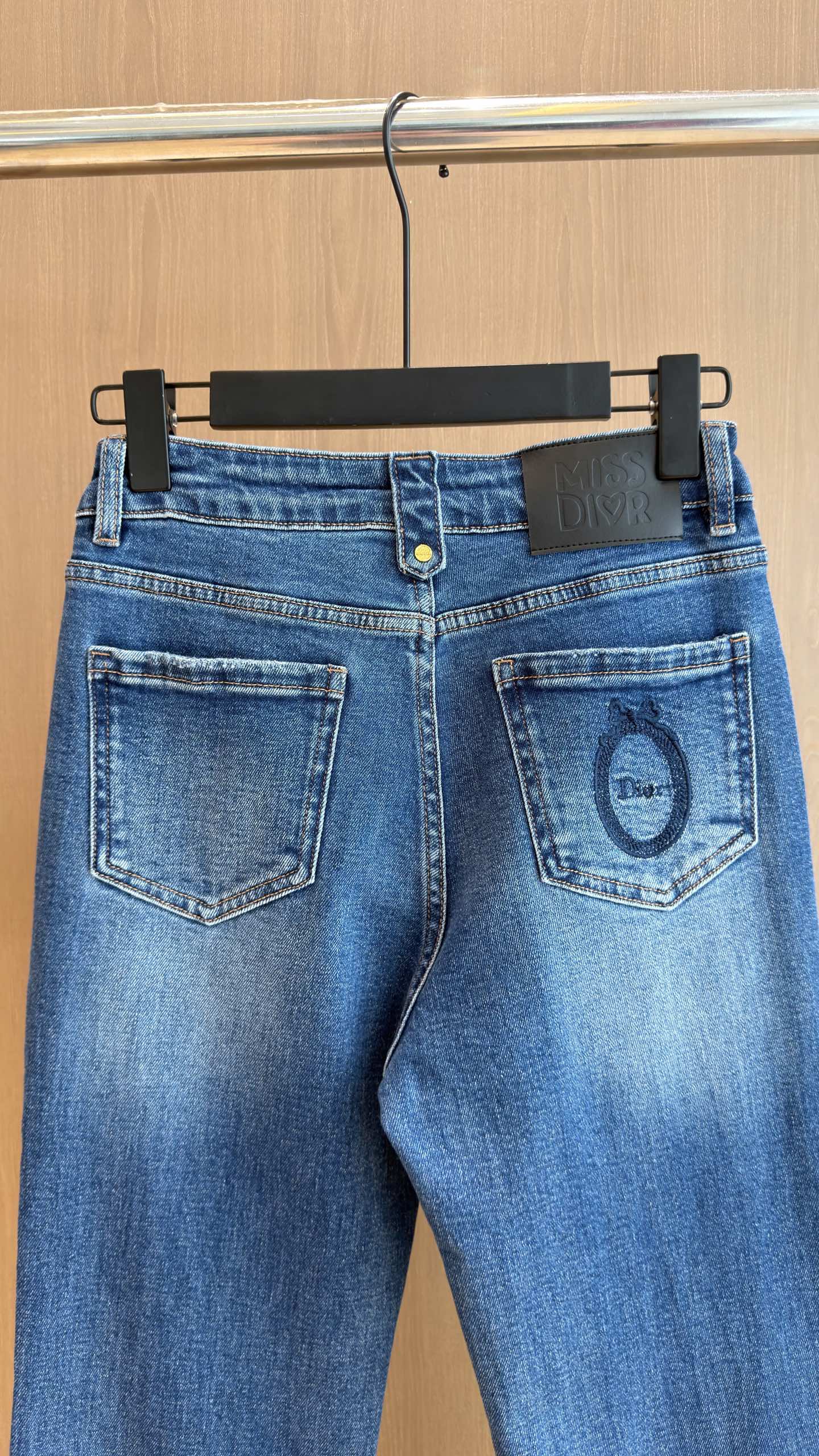 🛒𝐍𝐄𝐖 · 𝟐𝟎𝟐6/爆款现货 【秋冬新款】设计师|精致刺绣微喇牛仔裤 采用高端定制面料,牛仔穿起来非常舒适,常规设计 🛒𝐍𝐄𝐖 · 𝟐𝟎𝟐6/爆款现货 【秋冬新款】设计师|精致刺绣微喇牛仔裤 采用高端定制面料,牛仔穿起来非常舒适,常规设计