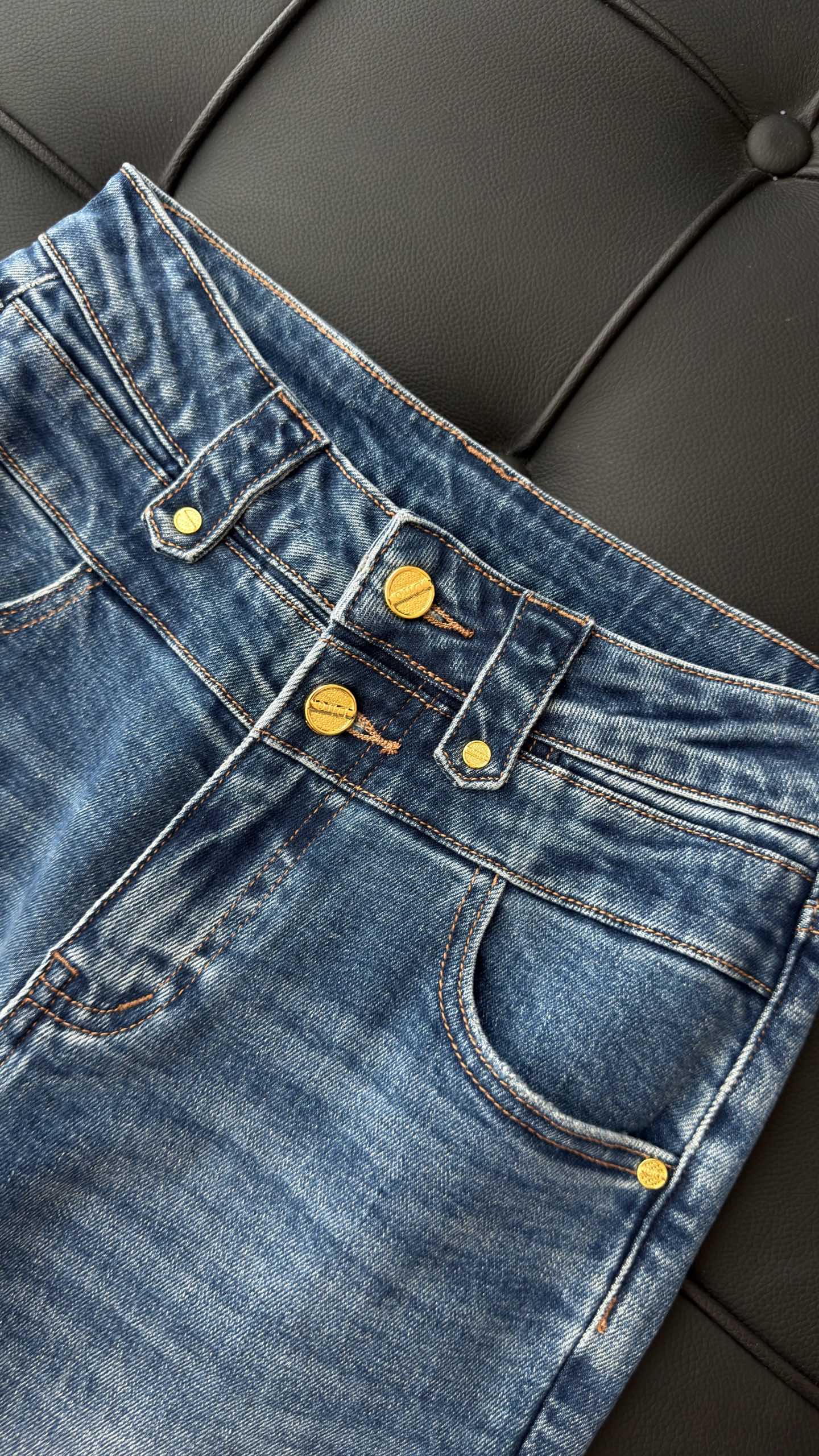 🛒𝐍𝐄𝐖 · 𝟐𝟎𝟐6/爆款现货 【秋冬新款】设计师|精致刺绣微喇牛仔裤 采用高端定制面料,牛仔穿起来非常舒适,常规设计 🛒𝐍𝐄𝐖 · 𝟐𝟎𝟐6/爆款现货 【秋冬新款】设计师|精致刺绣微喇牛仔裤 采用高端定制面料,牛仔穿起来非常舒适,常规设计