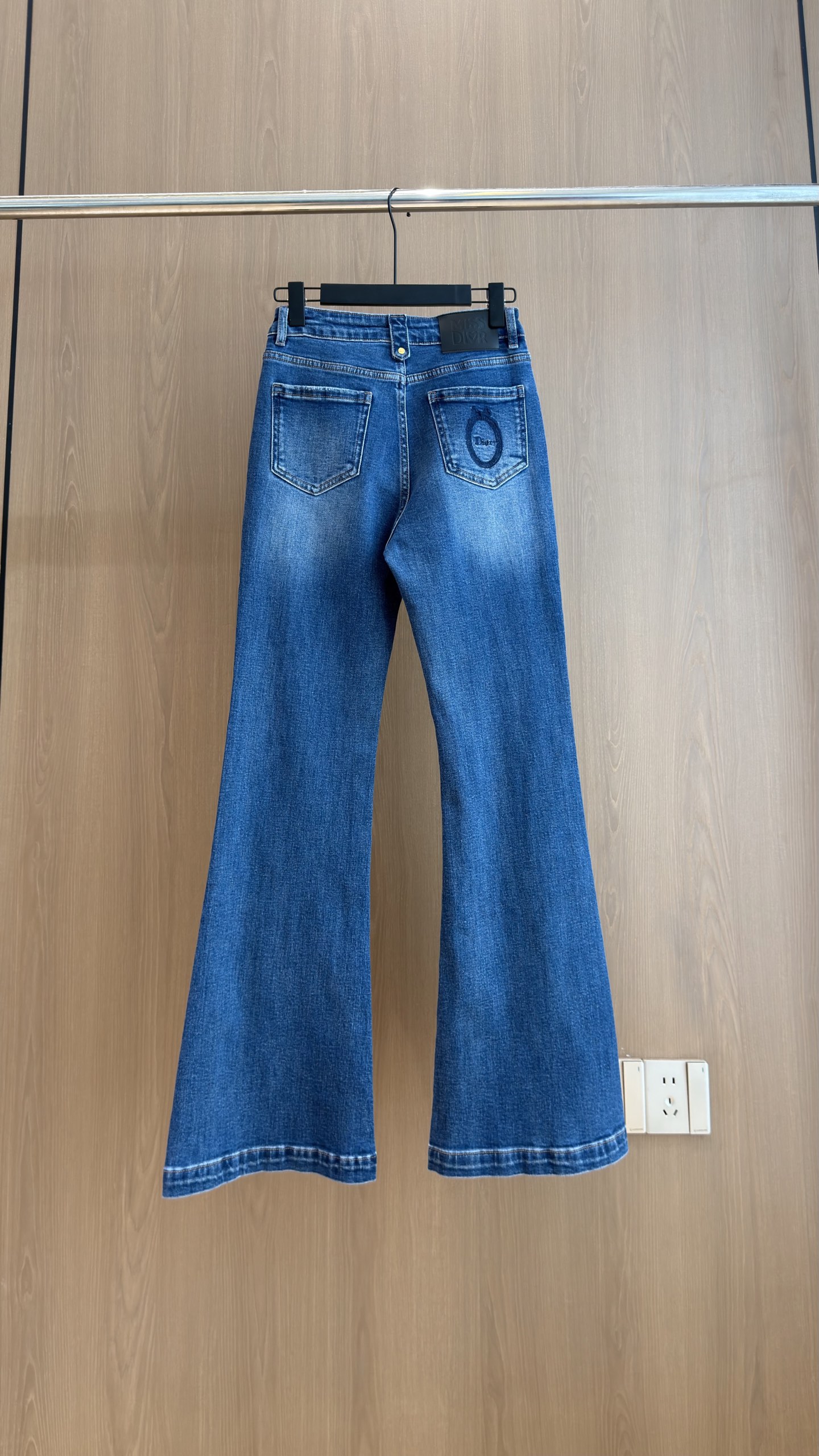 🛒𝐍𝐄𝐖 · 𝟐𝟎𝟐6/爆款现货 【秋冬新款】设计师|精致刺绣微喇牛仔裤 采用高端定制面料,牛仔穿起来非常舒适,常规设计 🛒𝐍𝐄𝐖 · 𝟐𝟎𝟐6/爆款现货 【秋冬新款】设计师|精致刺绣微喇牛仔裤 采用高端定制面料,牛仔穿起来非常舒适,常规设计