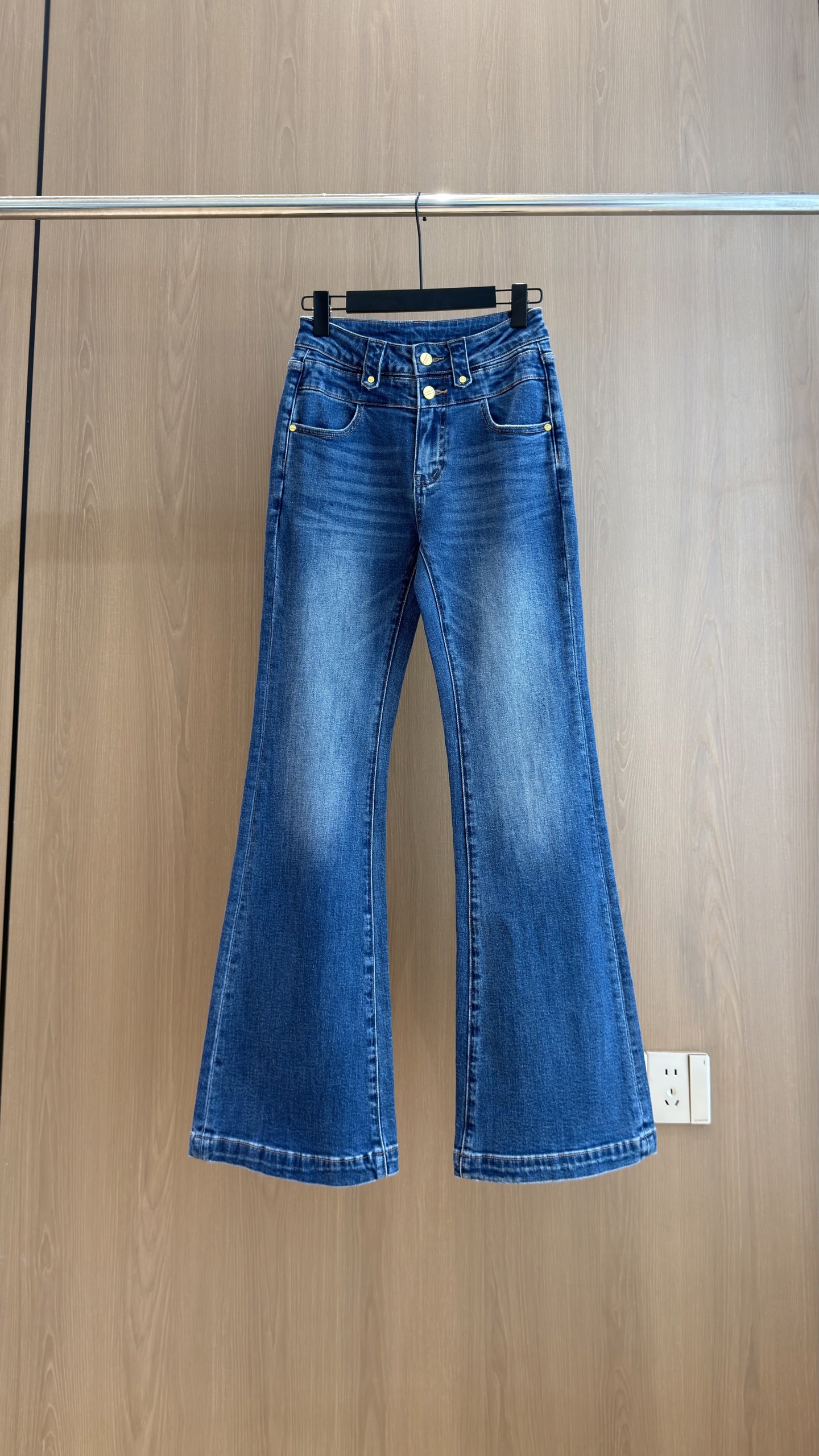 🛒𝐍𝐄𝐖 · 𝟐𝟎𝟐6/爆款现货 【秋冬新款】设计师｜精致刺绣微喇牛仔裤 采用高端定制面料，牛仔穿起来非常舒适，常规设计