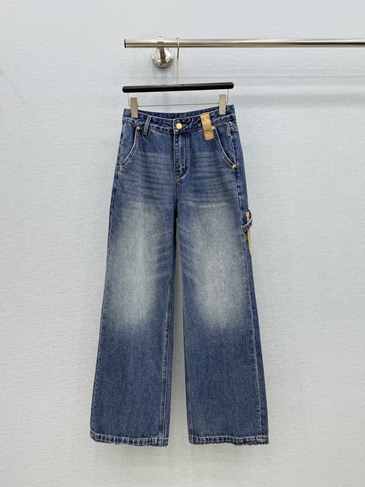 🛒𝐍𝐄𝐖 · 𝟐𝟎𝟐6/爆款现货 【秋冬上新】设计师｜26新款撞色压花直筒牛仔裤 爆单款  气质女神必入  定制专属图案